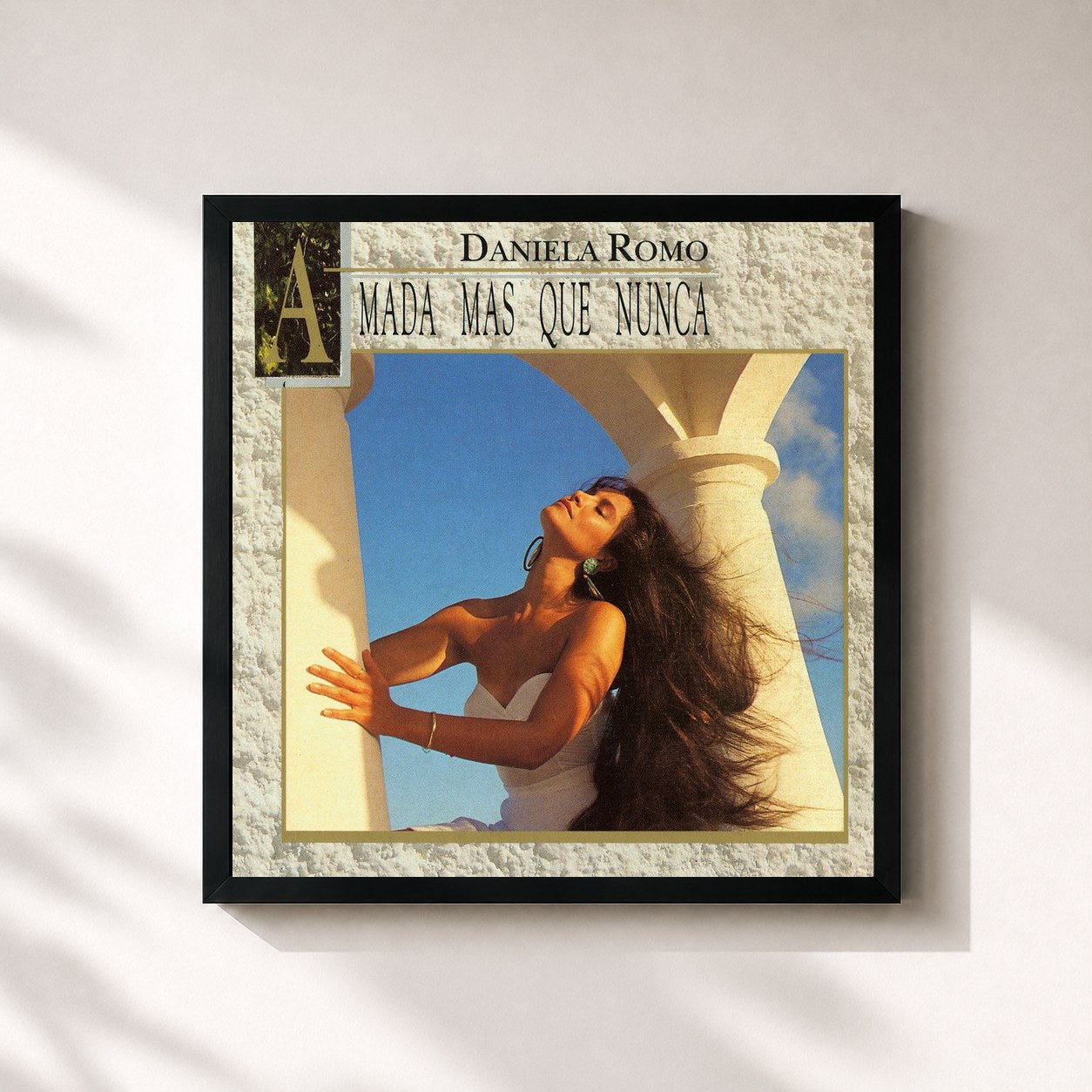 #noir Tableau carré de l'album Amada Mas Que Nunca de Daniela Romo, cadre noir 32x32 cm