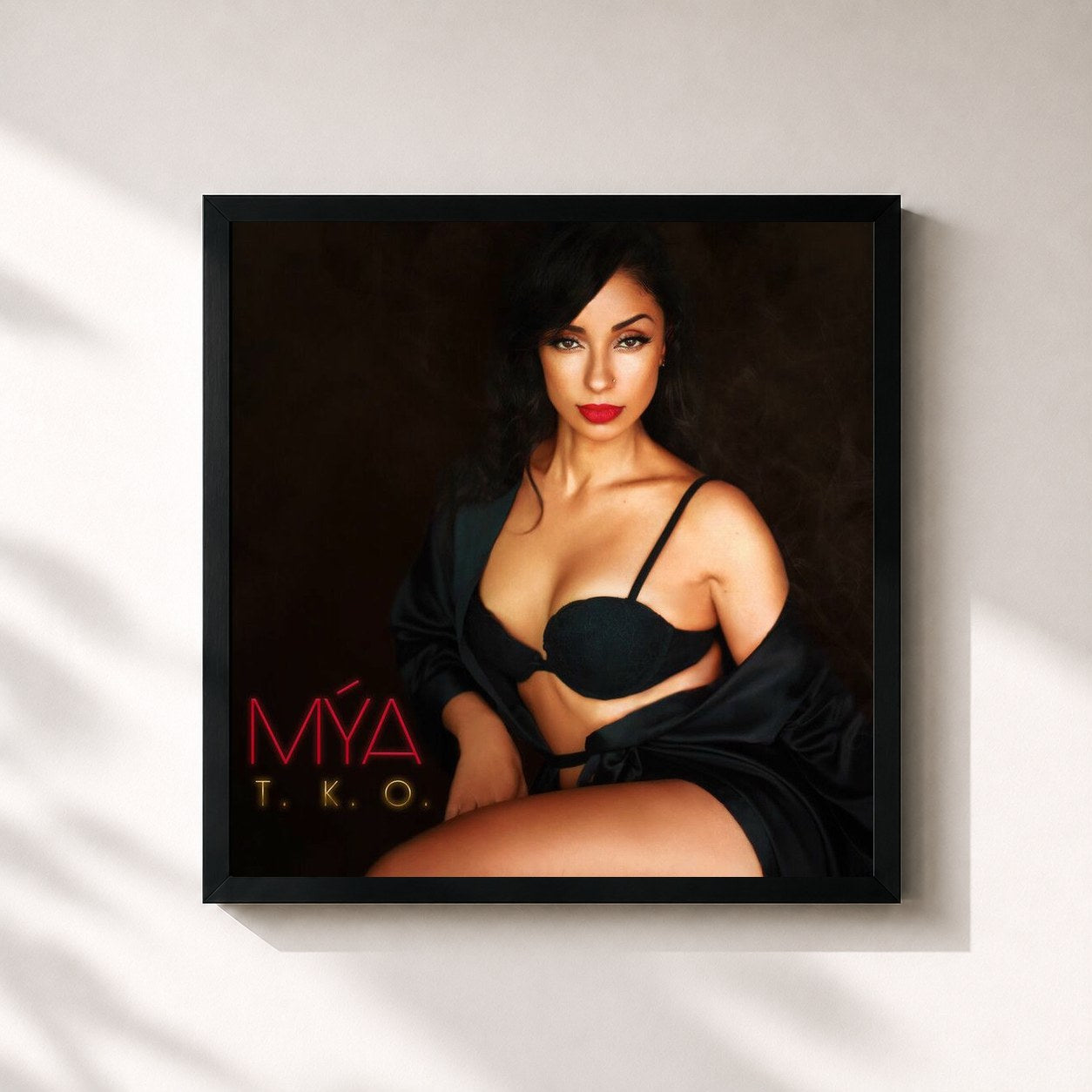 #noir Tableau carré de l'album T.K.O. (The Knock Out) de Mýa, cadre noir 32x32 cm