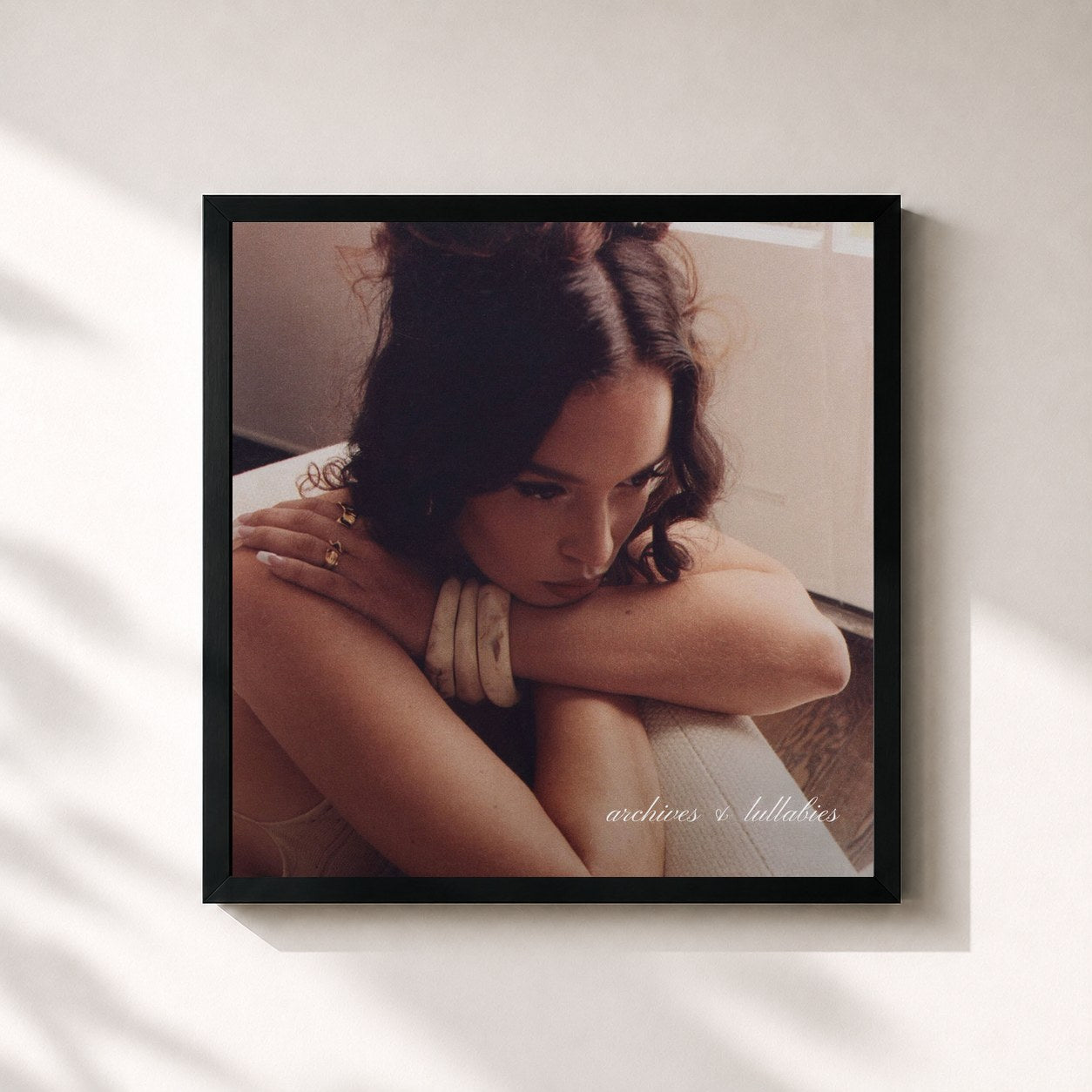 #noir Tableau carré de l'album Archives & Lullabies de Sabrina Claudio, cadre noir 32x32 cm