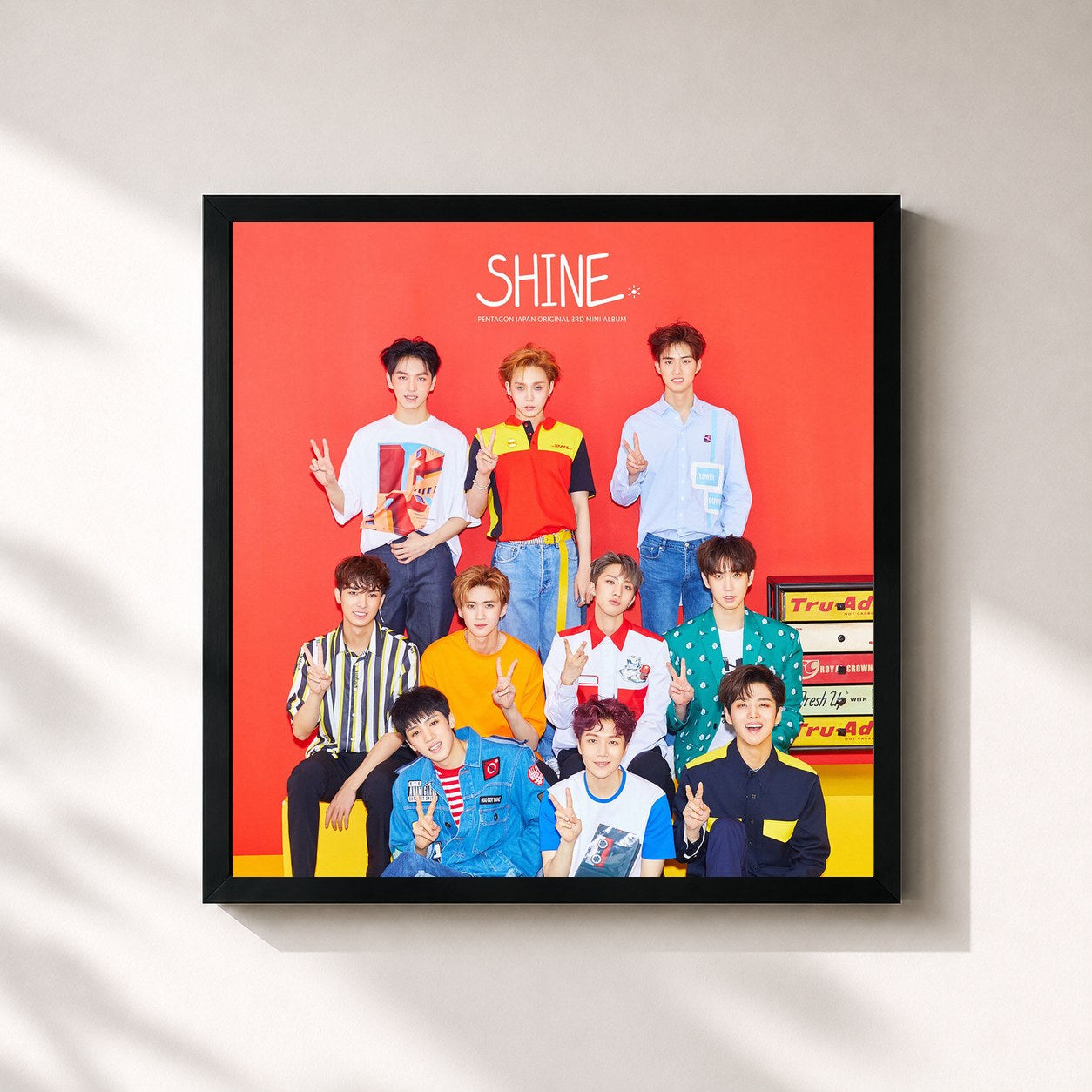 #noir Tableau carré de l'album Shine de PENTAGON, cadre noir 32x32 cm