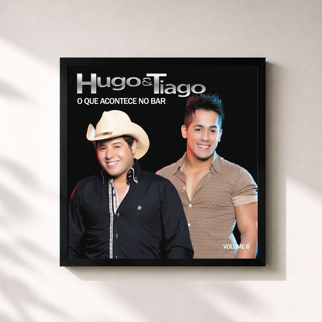 #noir Tableau carré de l'album O Que Acontece no Bar, Vol. 6 de Hugo & Tiago, cadre noir 32x32 cm