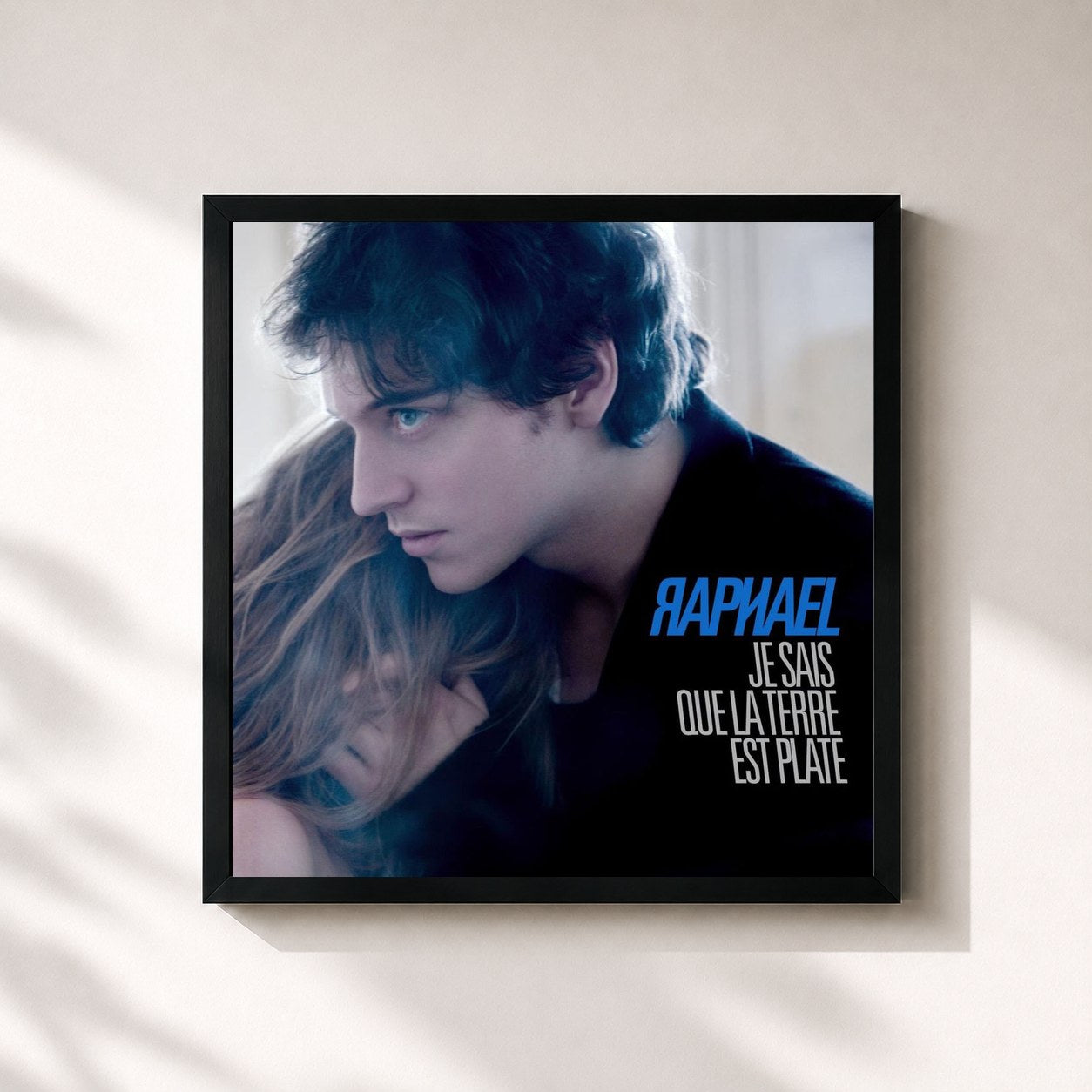 #noir Tableau carré de l'album Je Sais Que La Terre Est Plate (Edition Spéciale Noël 2008) de Raphaël, cadre noir 32x32 cm