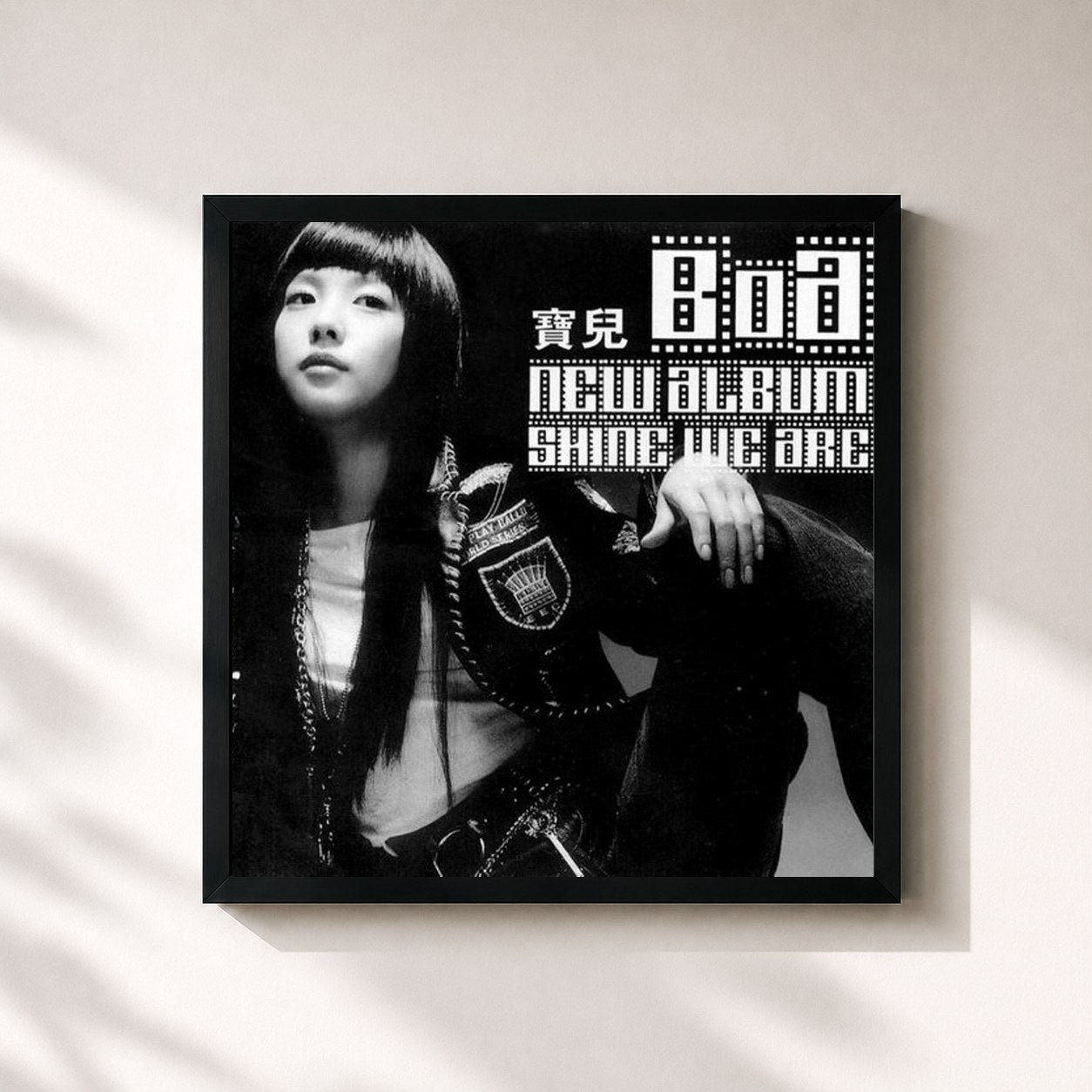 #noir Tableau carré de l'album Shine We Are! de BoA, cadre noir 32x32 cm