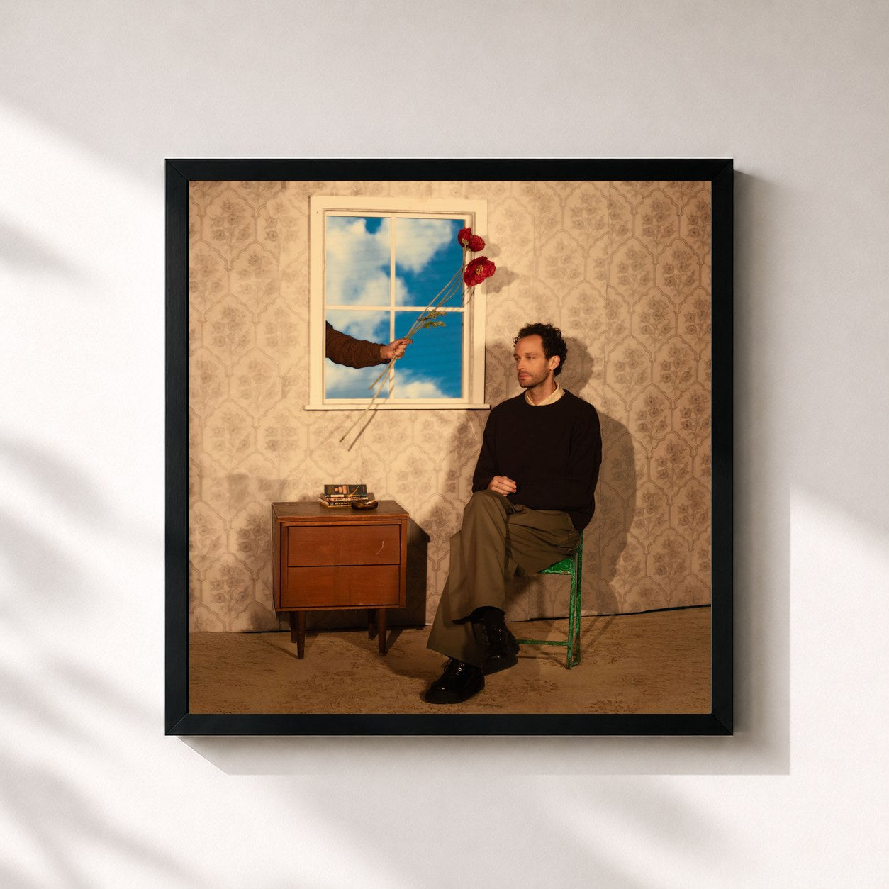 #noir Tableau carré de l'album up up above de WRABEL, cadre noir 32x32 cm