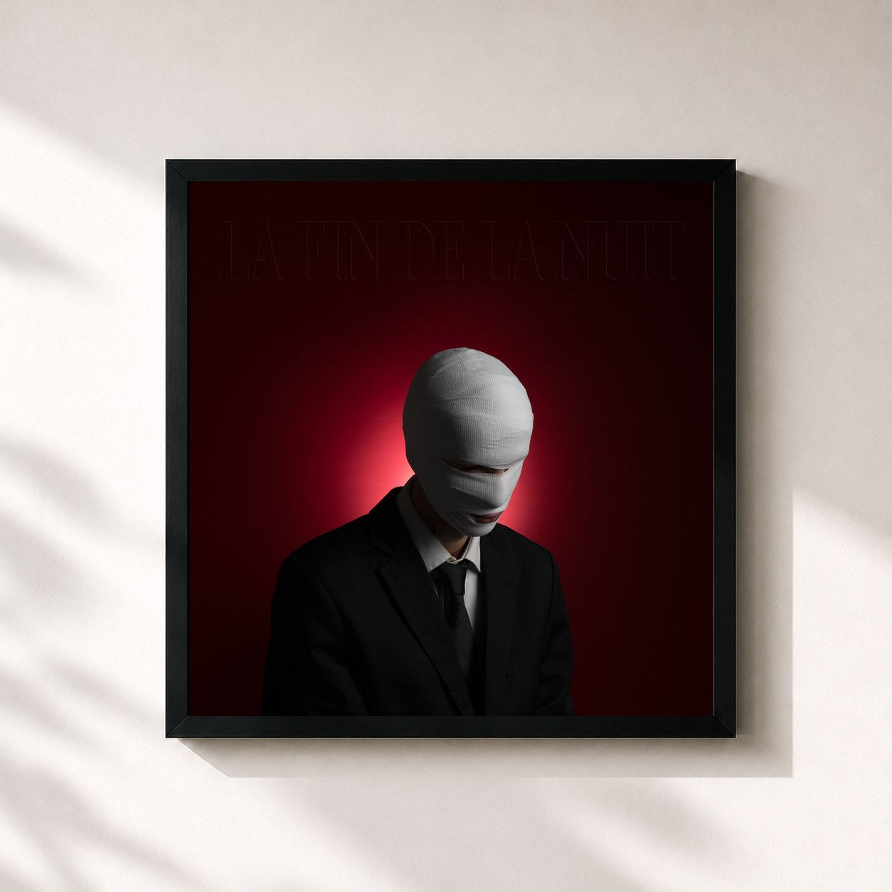 #noir Tableau carré de l'album La fin de la nuit de YUZMV, cadre noir 32x32 cm