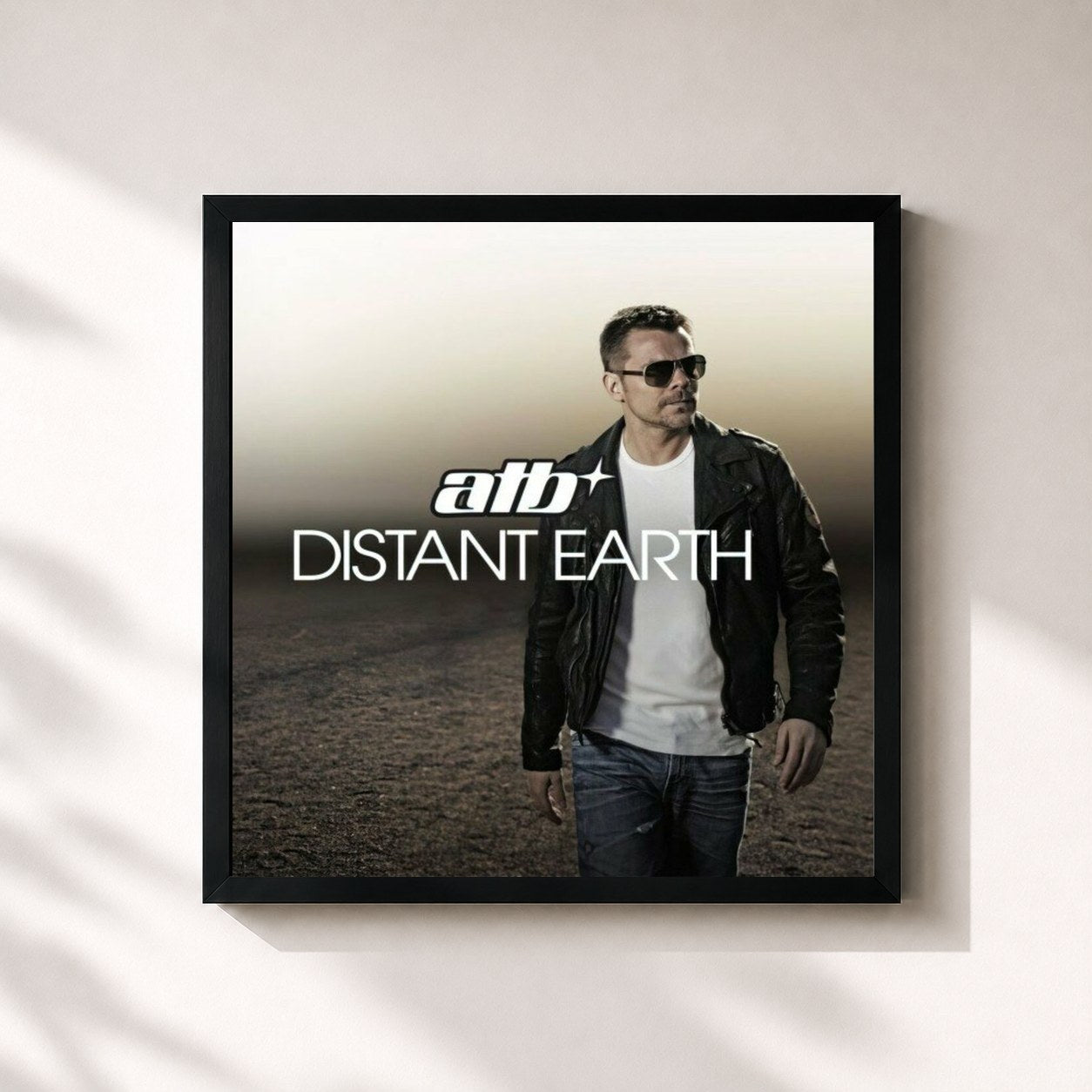 #noir Tableau carré de l'album Distant Earth (Deluxe Version) de ATB, cadre noir 32x32 cm
