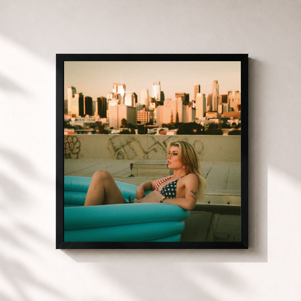 #noir Tableau carré de l'album What Happens Now? de Dasha, cadre noir 32x32 cm