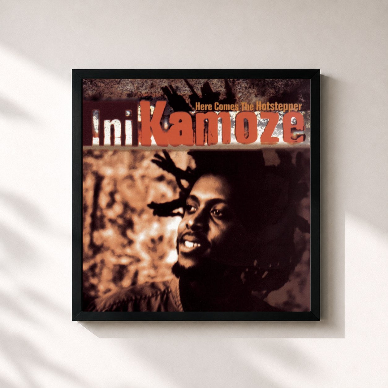 #noir Tableau carré de l'album Here Comes The Hotstepper de Ini Kamoze, cadre noir 32x32 cm