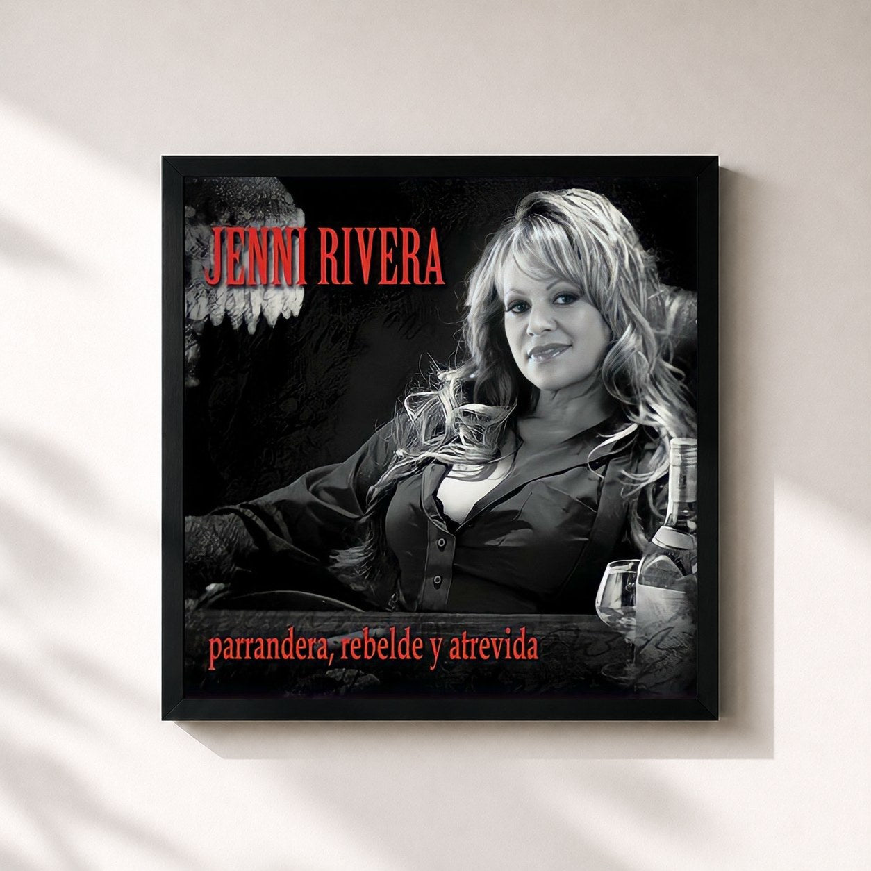 #noir Tableau carré de l'album Parrandera, Rebelde y Atrevida de Jenni Rivera, cadre noir 32x32 cm