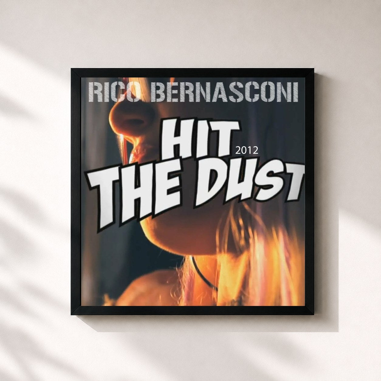 #noir Tableau carré de l'album Hit the Dust 2012 de Rico Bernasconi, cadre noir 32x32 cm