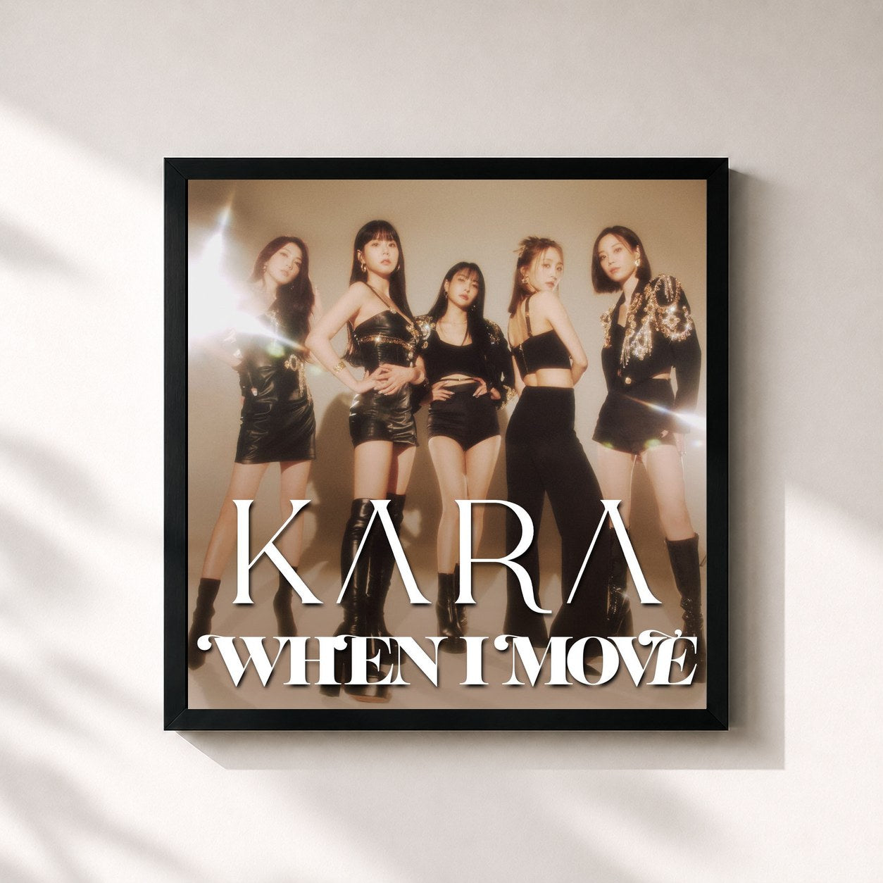 #noir Tableau carré de l'album WHEN I MOVE (Japanese Version) de Kara, cadre noir 32x32 cm