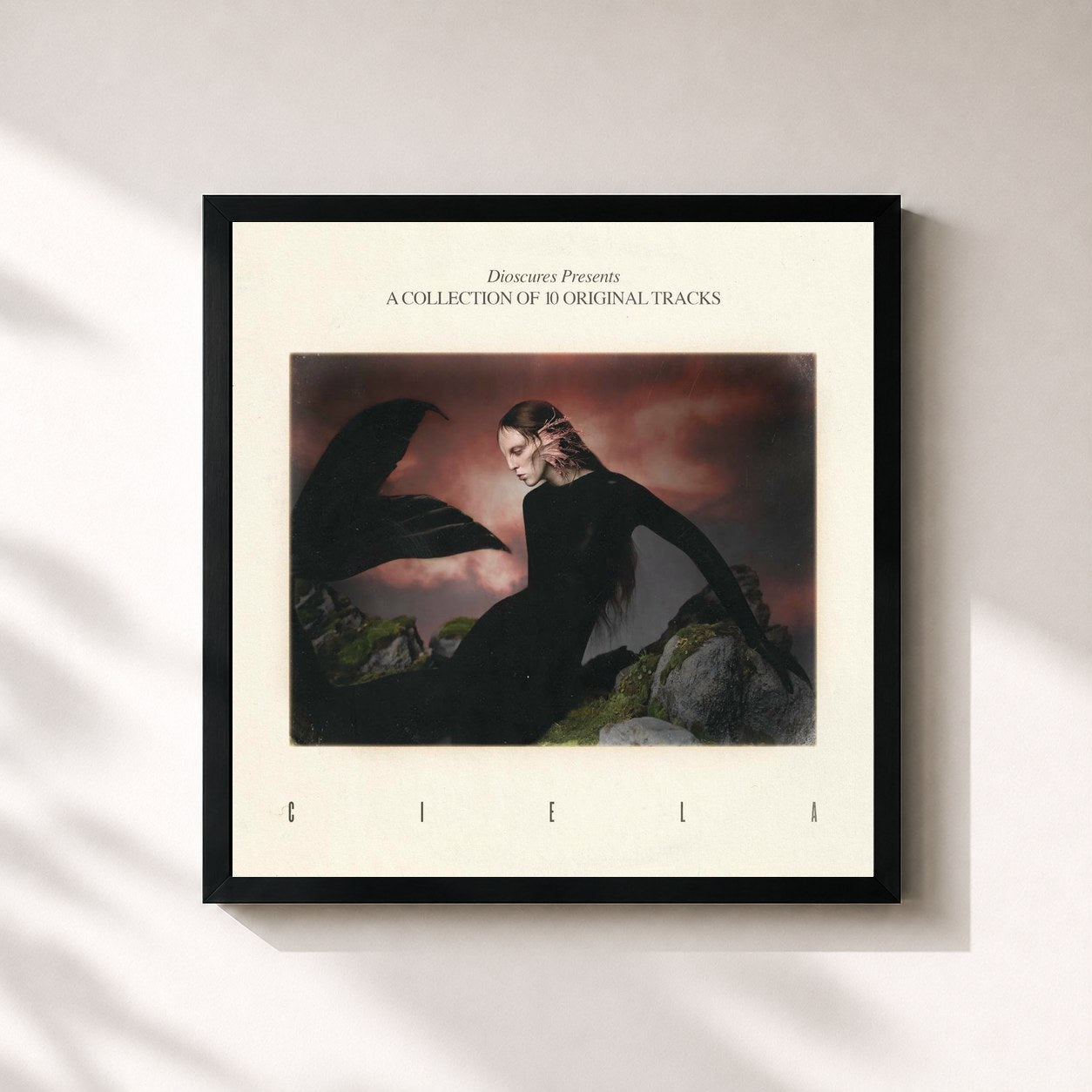 #noir Tableau carré de l'album CIELA de Dioscures, cadre noir 32x32 cm