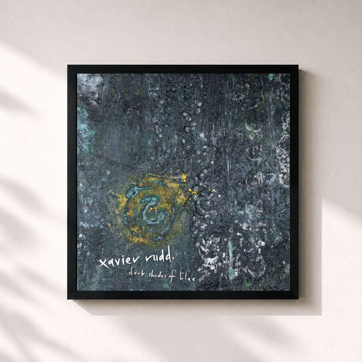 #noir Tableau carré de l'album Dark Shades Of Blue de Xavier Rudd, cadre noir 32x32 cm