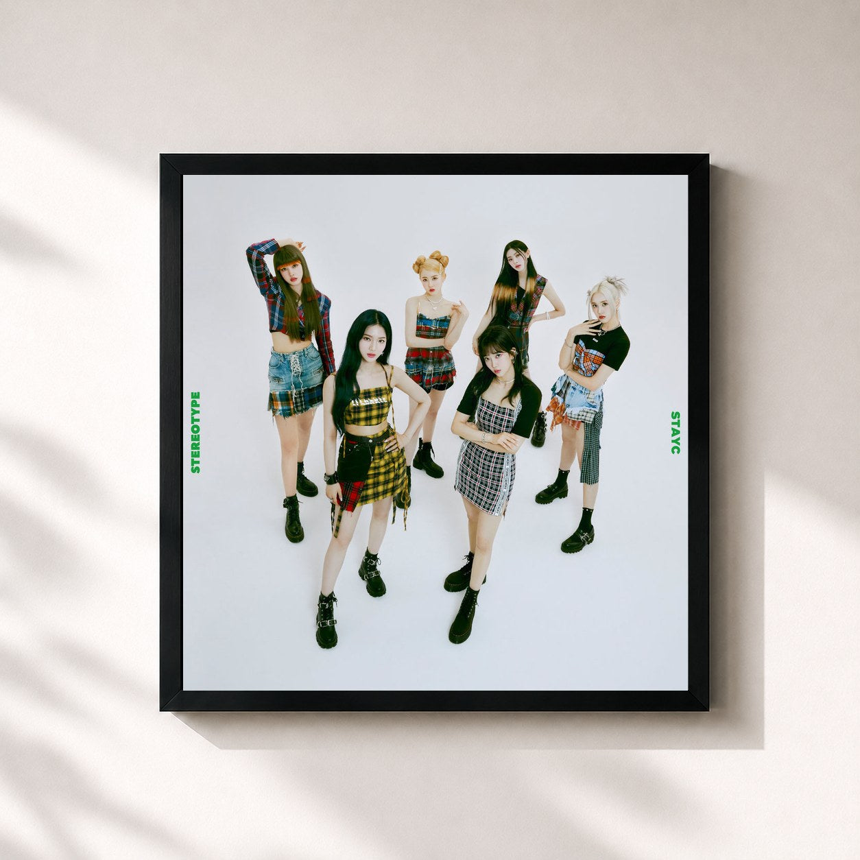 #noir Tableau carré de l'album STEREOTYPE de STAYC, cadre noir 32x32 cm