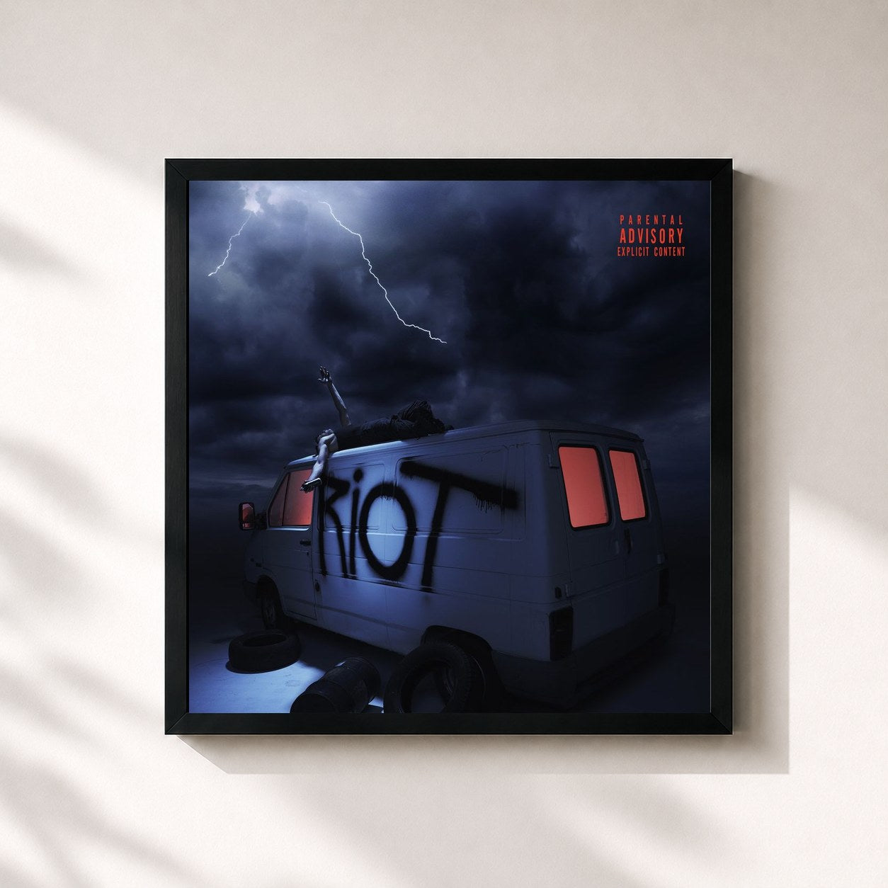 #noir Tableau carré de l'album RIOT de Izi, cadre noir 32x32 cm