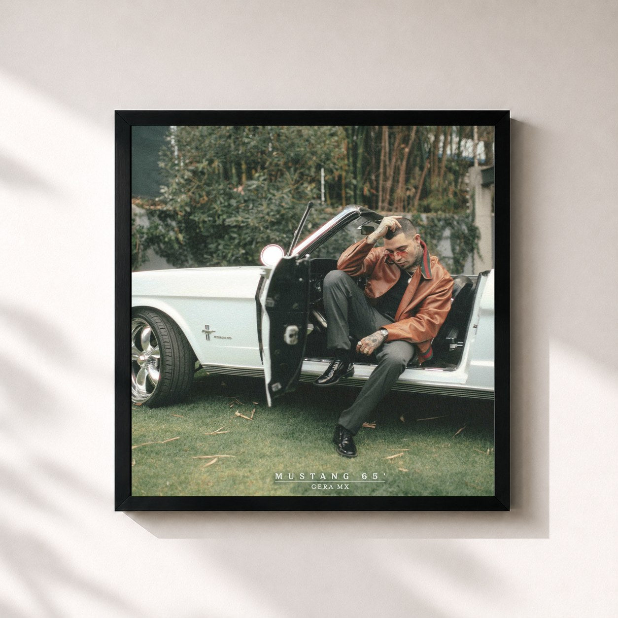 #noir Tableau carré de l'album Mustang 65' de Gera MX, cadre noir 32x32 cm