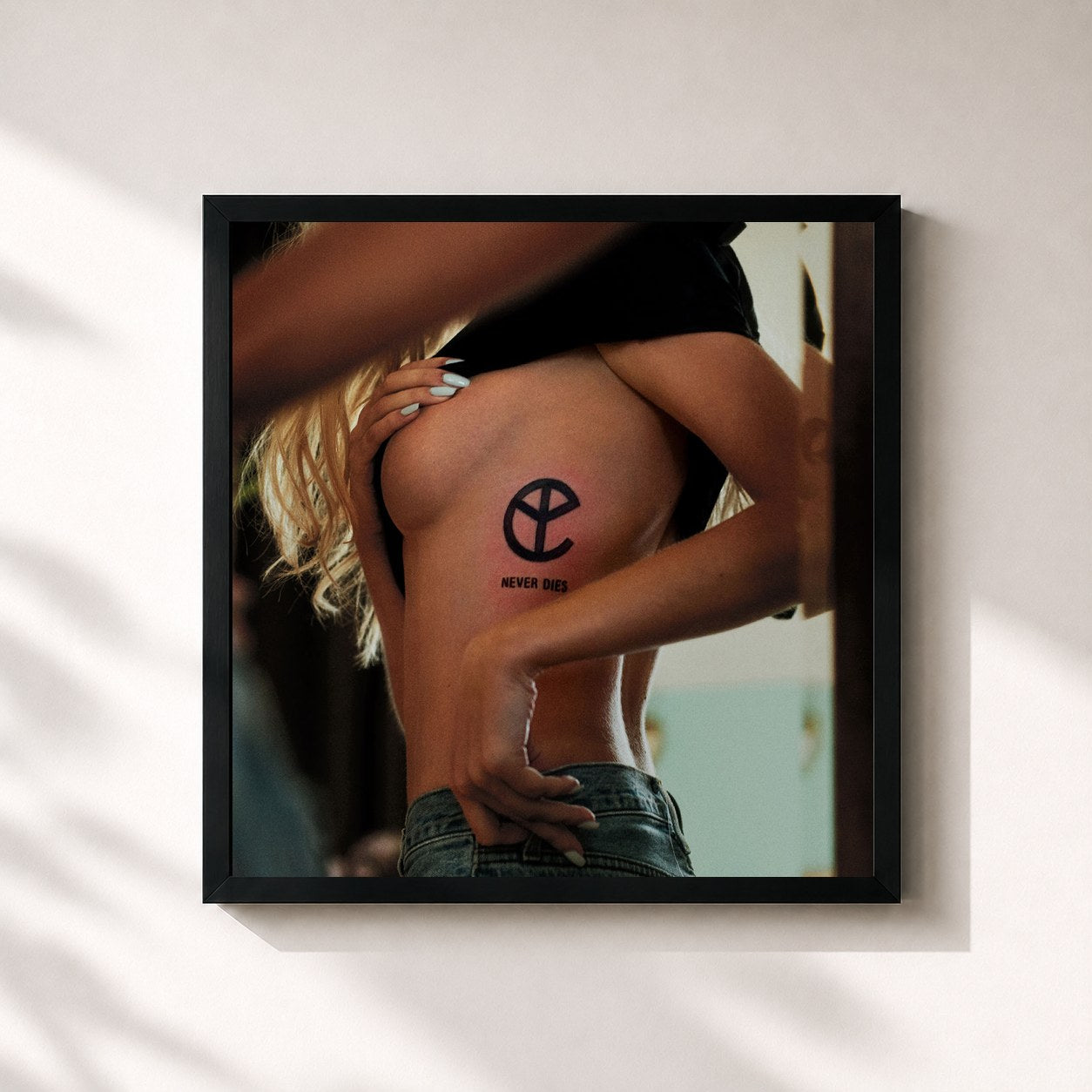 #noir Tableau carré de l'album Never Dies de Yellow Claw, cadre noir 32x32 cm