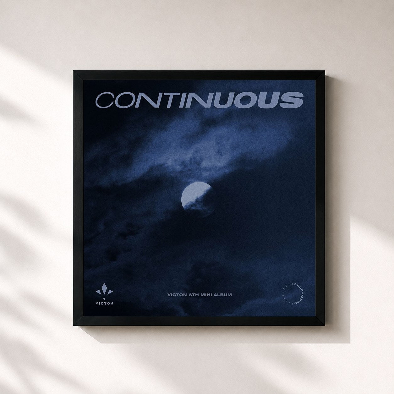 #noir Tableau carré de l'album Continuous de VICTON, cadre noir 32x32 cm