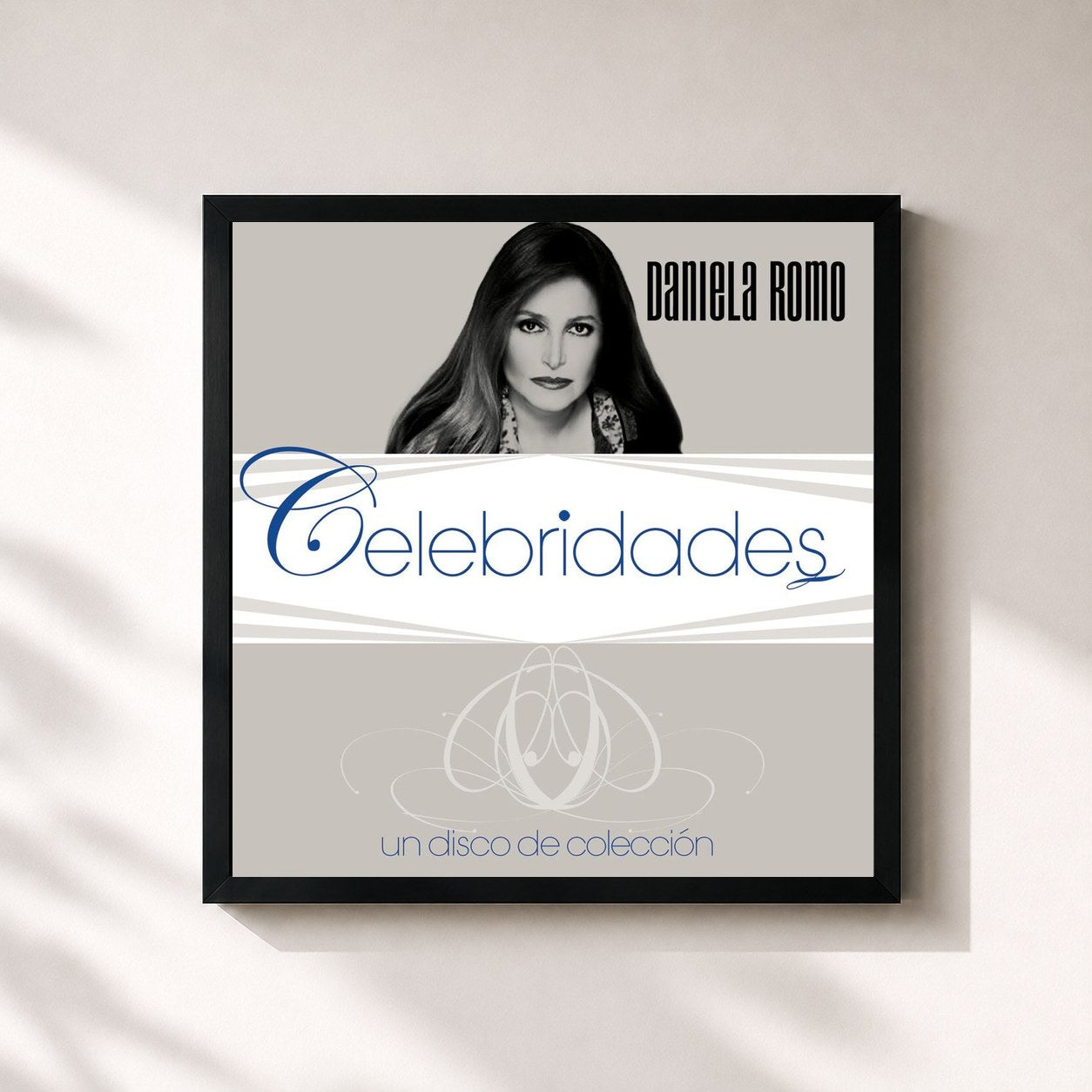 #noir Tableau carré de l'album Celebridades- Daniela Romo de Daniela Romo, cadre noir 32x32 cm