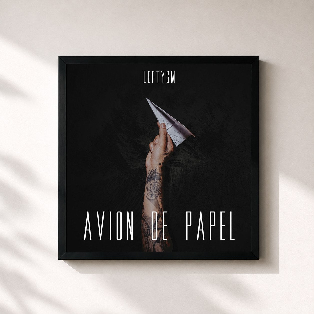 #noir Tableau carré de l'album Avion de Papel de Lefty Sm, cadre noir 32x32 cm