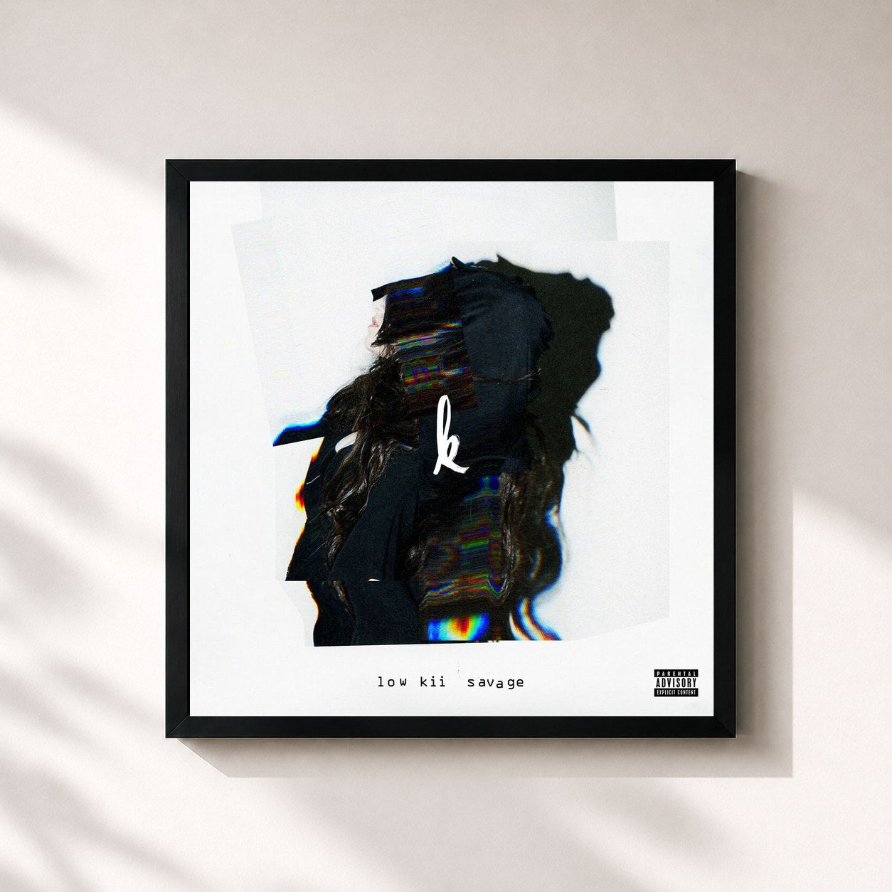 #noir Tableau carré de l'album low kii savage de Kiiara, cadre noir 32x32 cm