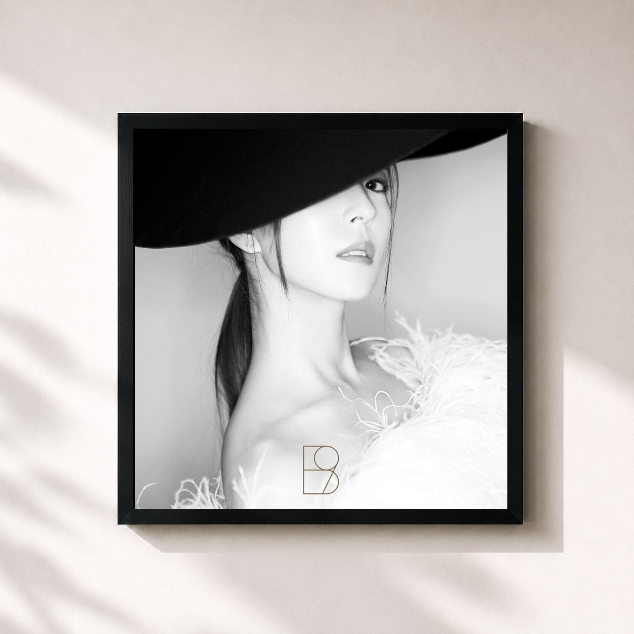 #noir Tableau carré de l'album WOMAN - The 9th Album de BoA, cadre noir 32x32 cm