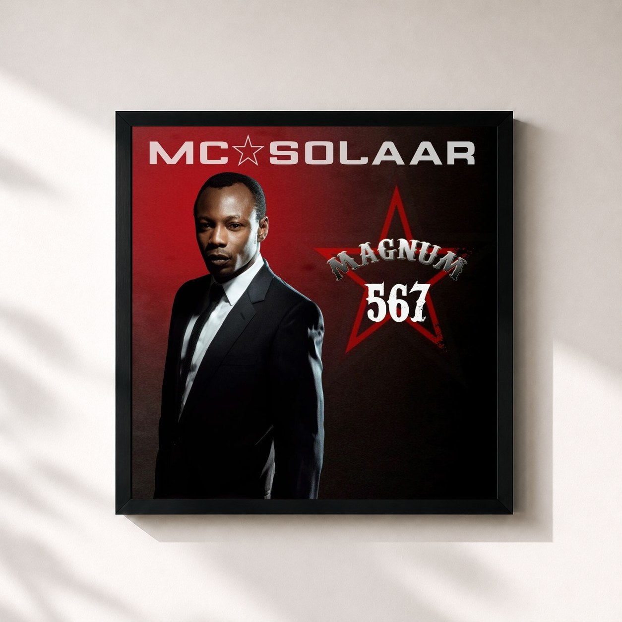 #noir Tableau carré de l'album Magnum 567 (Pack contenant 3 albums de MC Solaar : Cinquième As, Mach 6 et Chapitre 7) de MC Solaar, cadre noir 32x32 cm