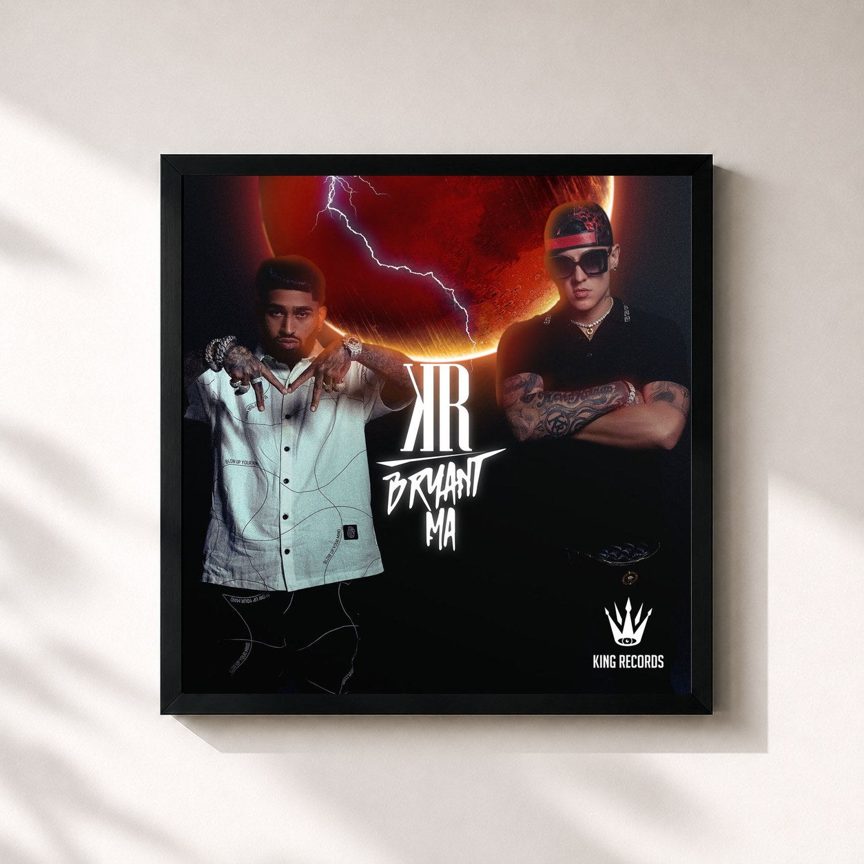 #noir Tableau carré de l'album KR & BRYANT MA de Kevin Roldan, cadre noir 32x32 cm