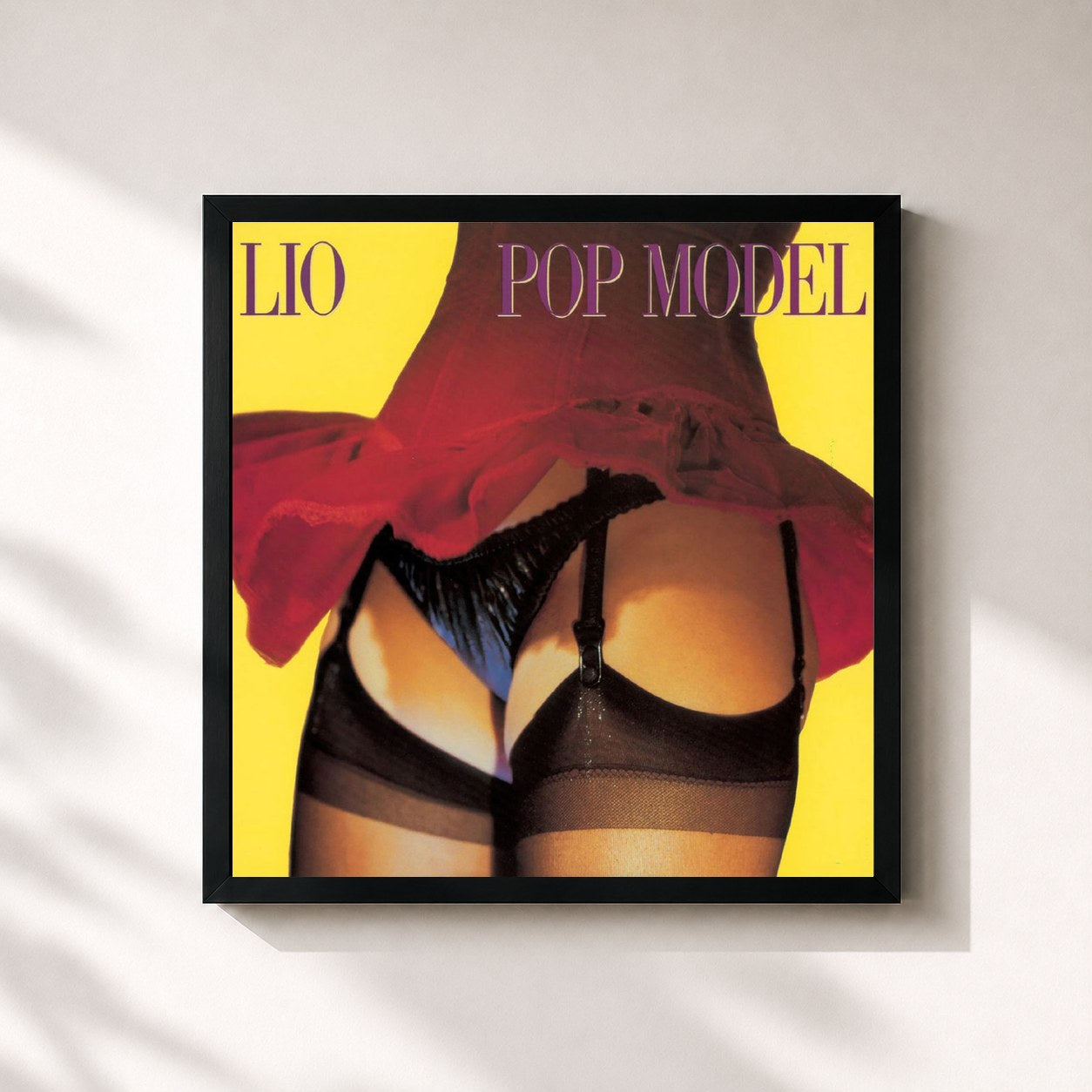 #noir Tableau carré de l'album Pop model de Lio, cadre noir 32x32 cm