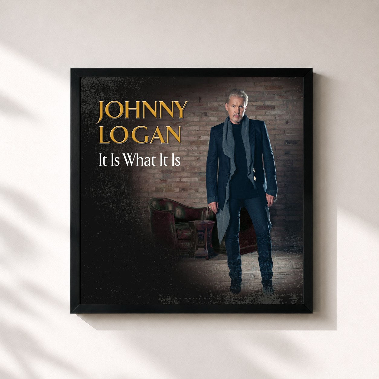 #noir Tableau carré de l'album It Is What It Is de Johnny Logan, cadre noir 32x32 cm