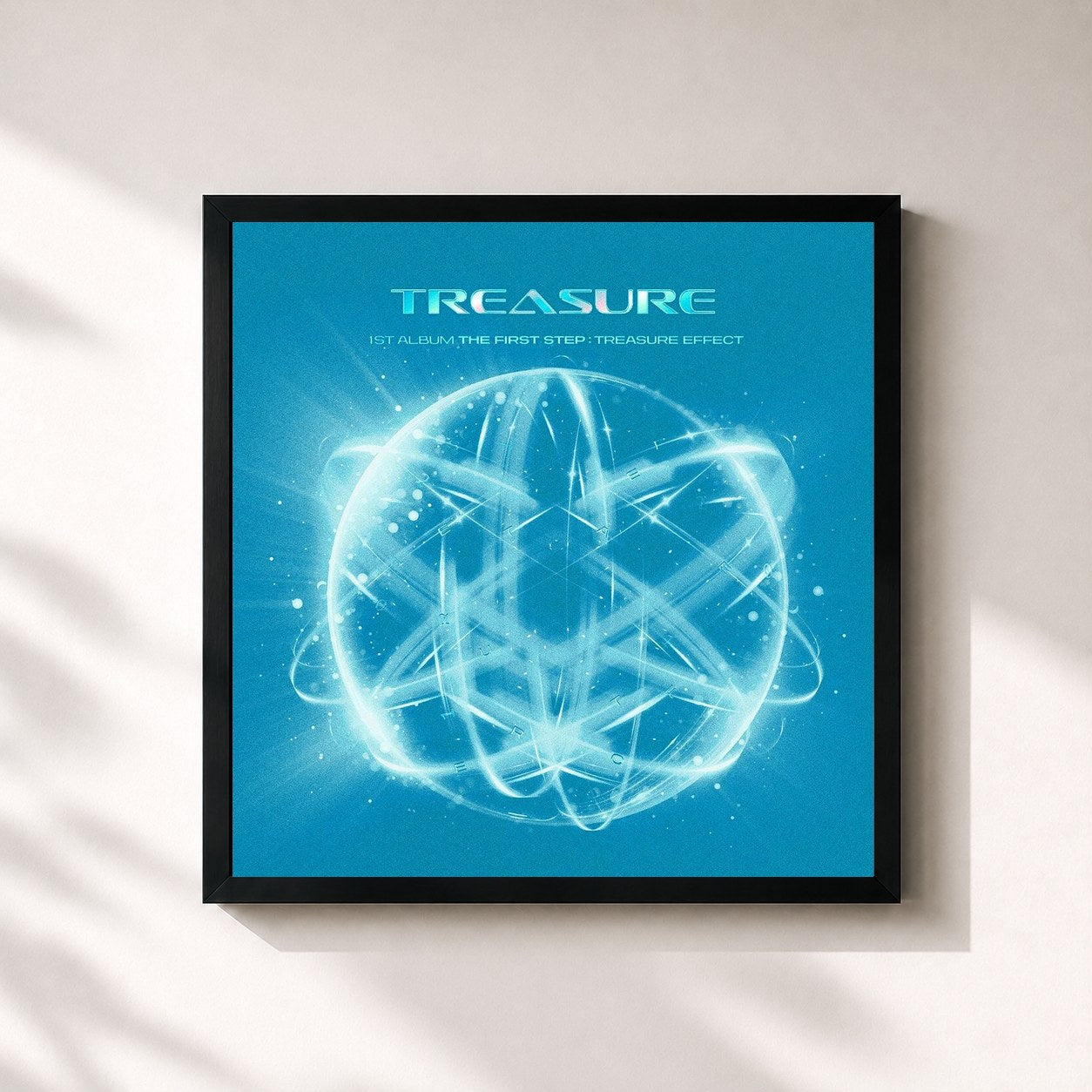 #noir Tableau carré de l'album THE FIRST STEP : TREASURE EFFECT de TREASURE, cadre noir 32x32 cm