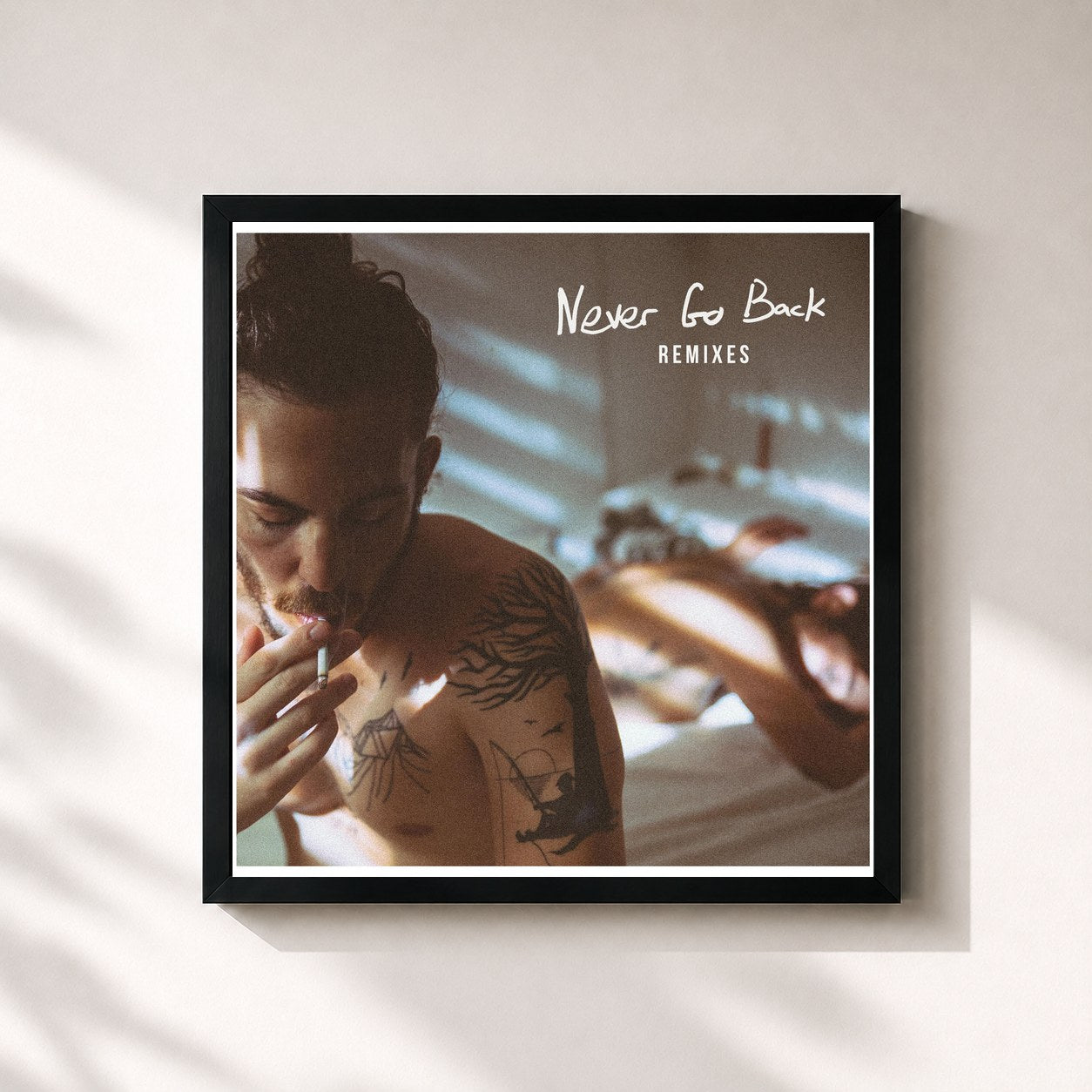 #noir Tableau carré de l'album Never Go Back (Remixes) de Dennis Lloyd, cadre noir 32x32 cm