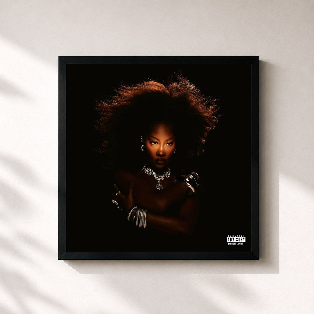 #noir Tableau carré de l'album Born in the Wild de Tems, cadre noir 32x32 cm