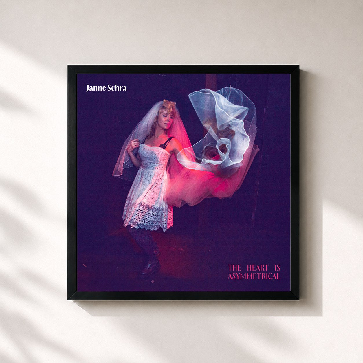 #noir Tableau carré de l'album The Heart is Asymmetrical de Janne Schra, cadre noir 32x32 cm