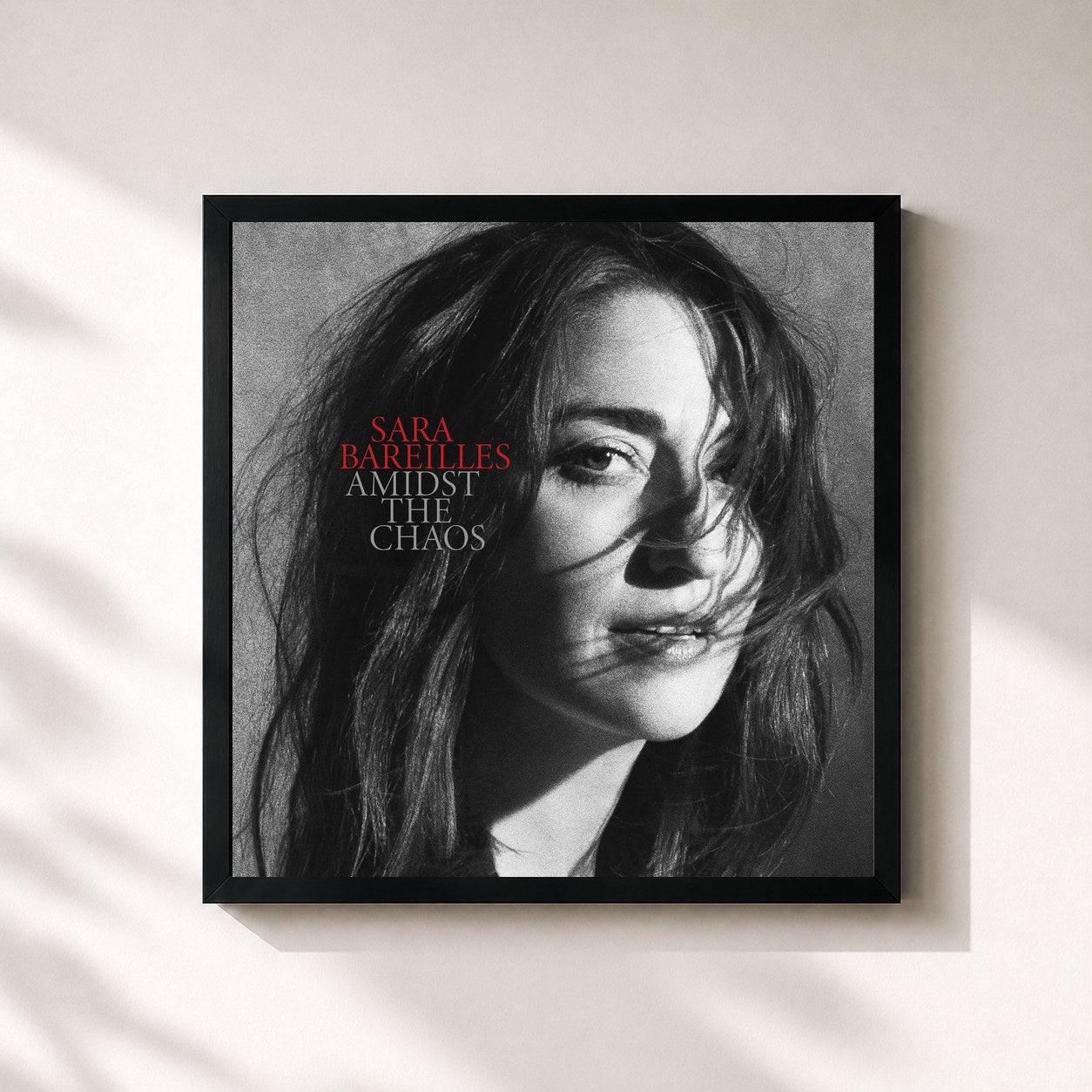 #noir Tableau carré de l'album Amidst the Chaos (Bonus Version) de Sara Bareilles, cadre noir 32x32 cm