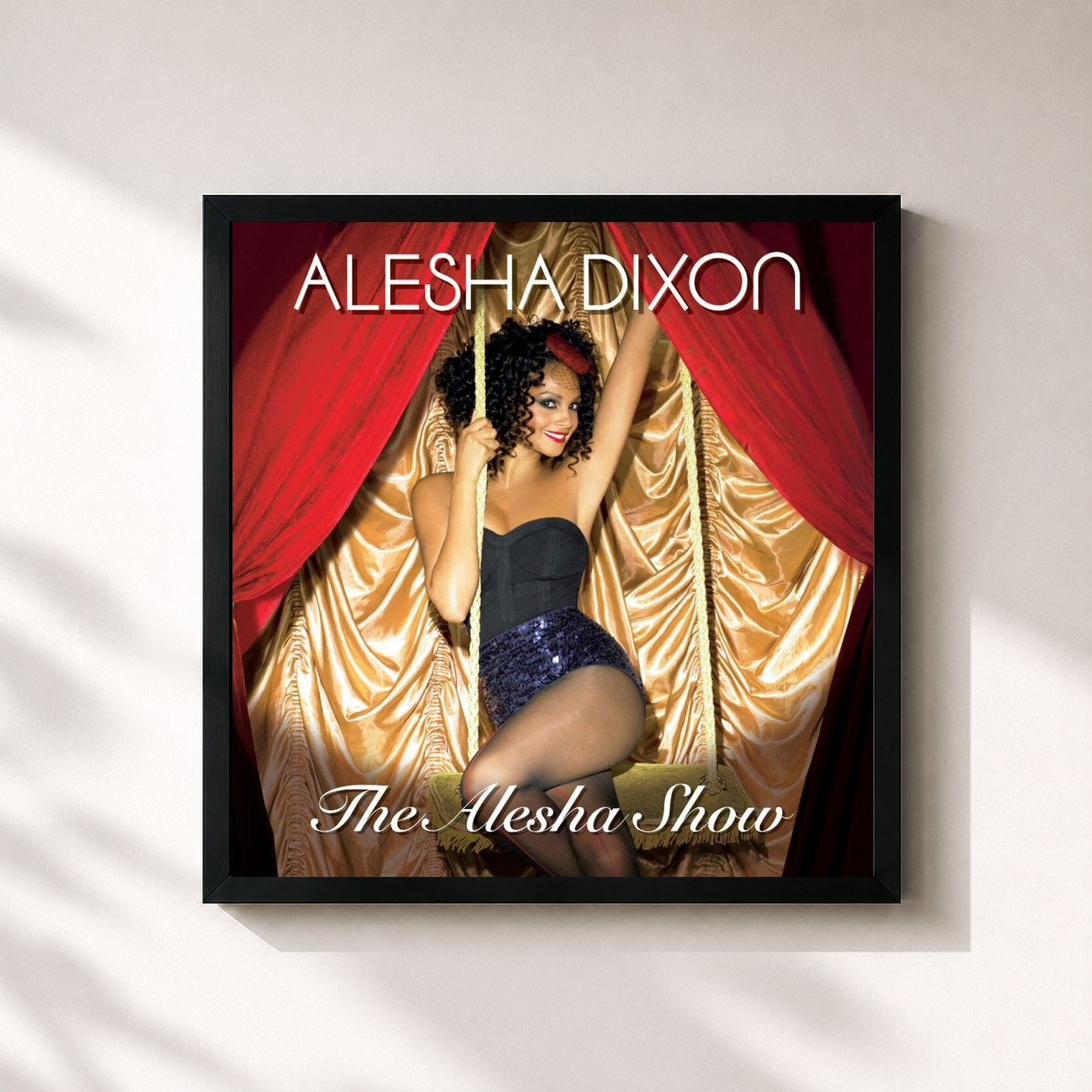 #noir Tableau carré de l'album The Alesha Show (Deluxe Edition) de Alesha Dixon, cadre noir 32x32 cm