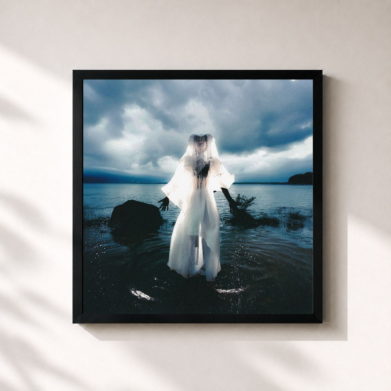 #noir Tableau carré de l'album EKLEKTIKO de Isyana Sarasvati, cadre noir 32x32 cm