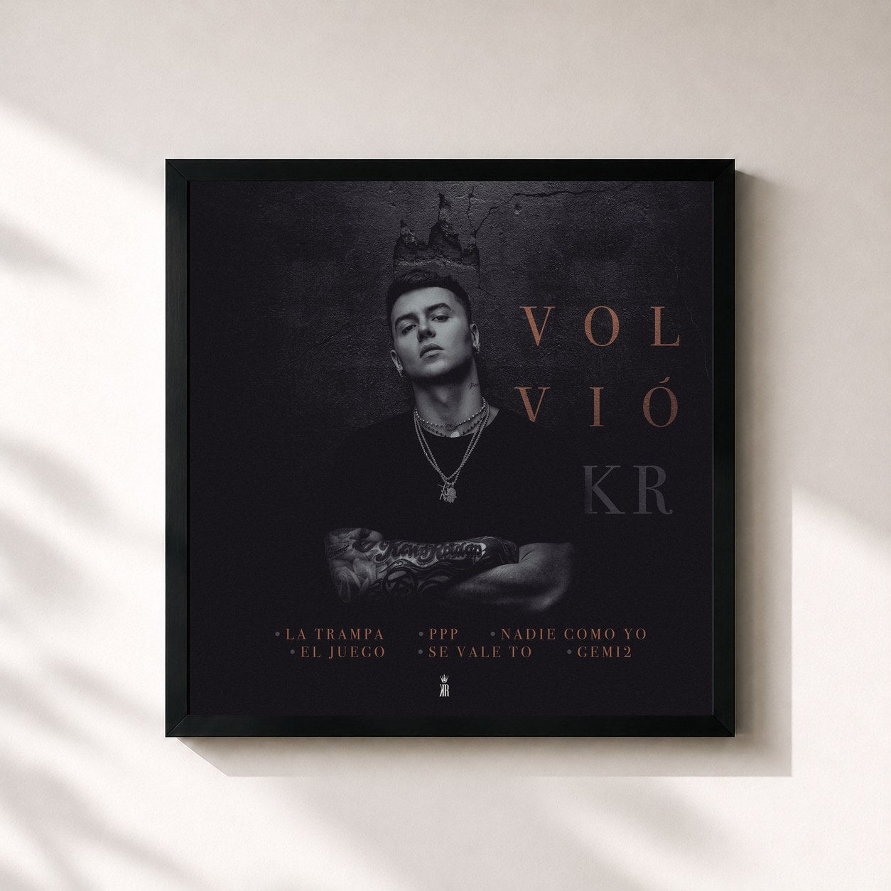#noir Tableau carré de l'album Volvió KR de Kevin Roldan, cadre noir 32x32 cm