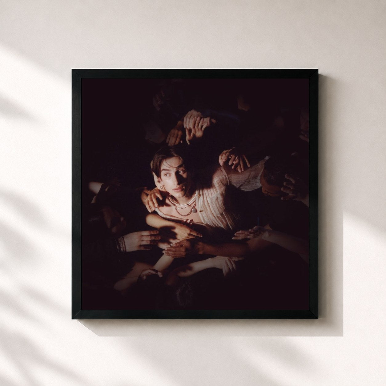 #noir Tableau carré de l'album all the things that could go wrong de Johnny Orlando, cadre noir 32x32 cm