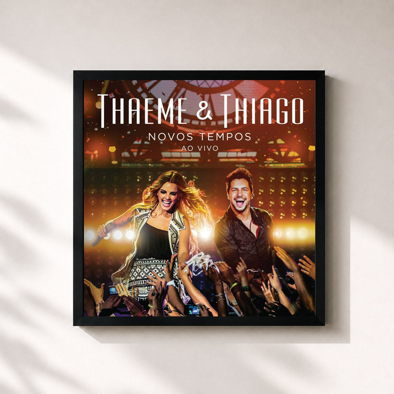 #noir Tableau carré de l'album Novos Tempos de Thaeme & Thiago, cadre noir 32x32 cm