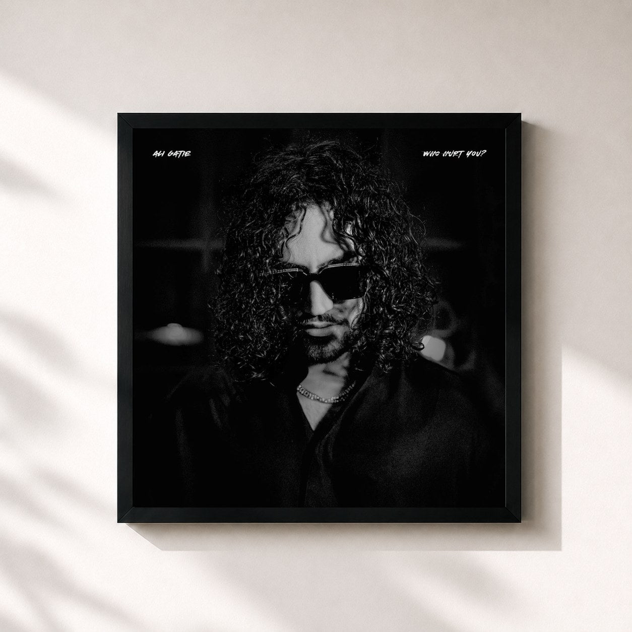 #noir Tableau carré de l'album WHO HURT YOU? de Ali Gatie, cadre noir 32x32 cm