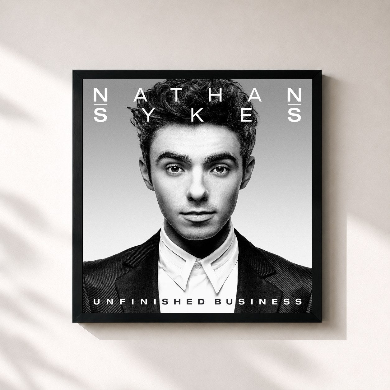 #noir Tableau carré de l'album Unfinished Business de Nathan Sykes, cadre noir 32x32 cm