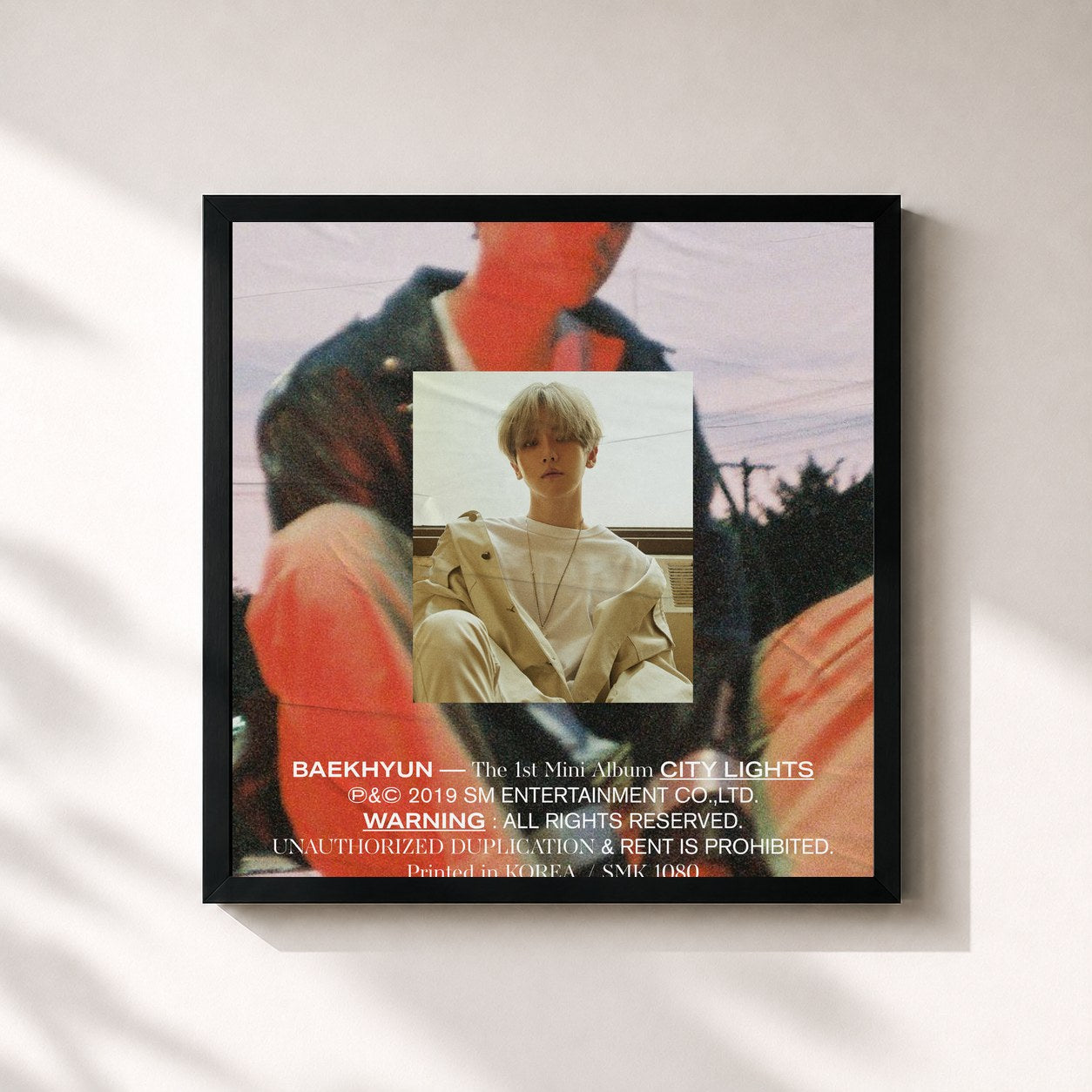 #noir Tableau carré de l'album City Lights - The 1st Mini Album de BAEKHYUN, cadre noir 32x32 cm