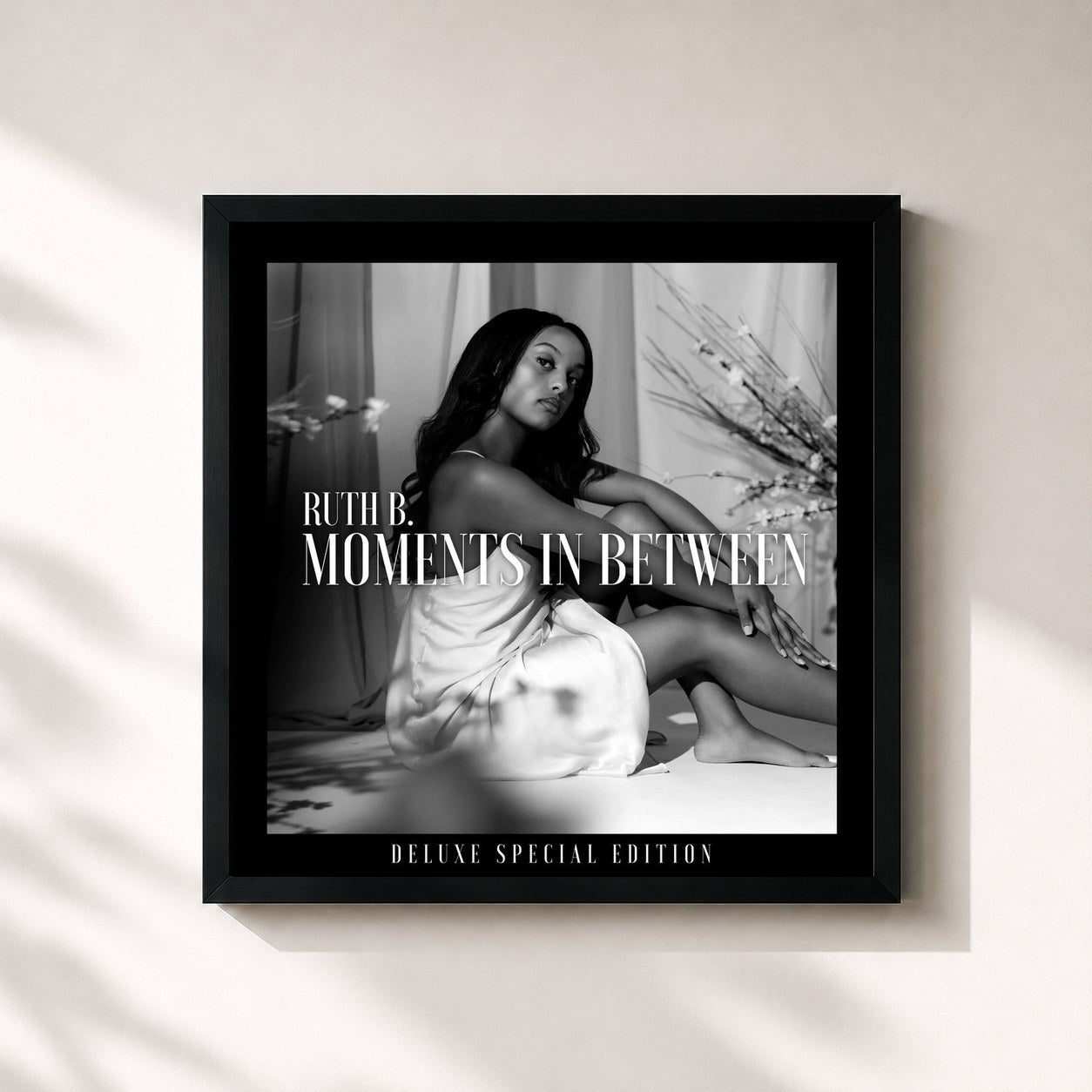 #noir Tableau carré de l'album Moments in Between (Deluxe Special Edition) de Ruth B., cadre noir 32x32 cm