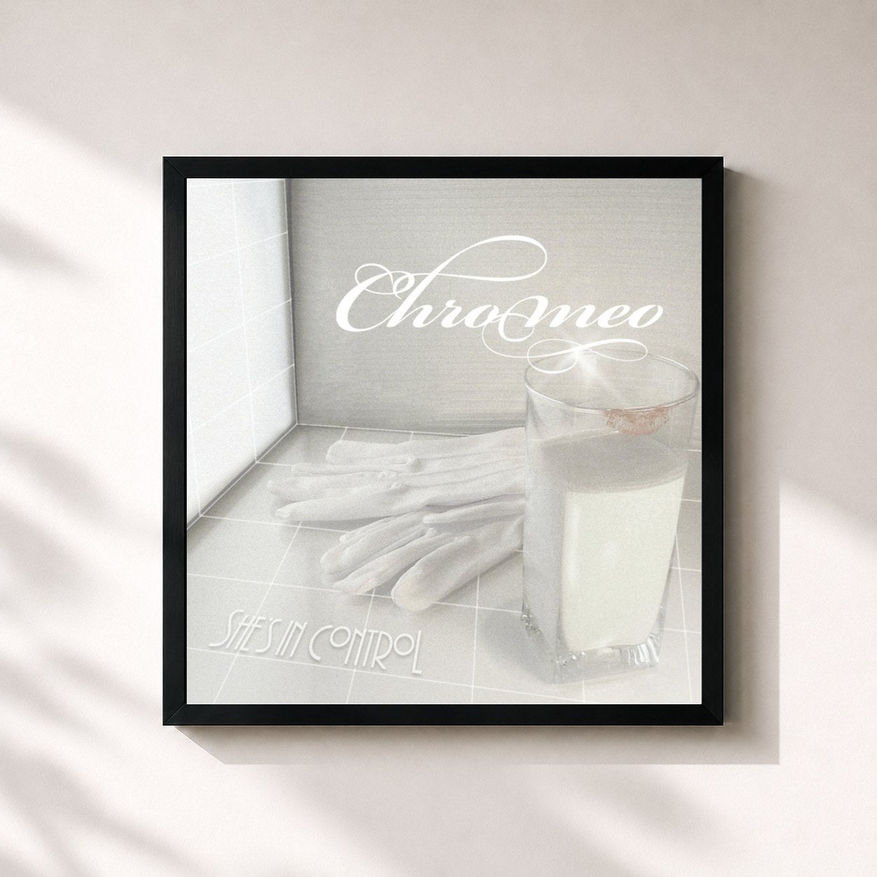 #noir Tableau carré de l'album She's in Control de Chromeo, cadre noir 32x32 cm