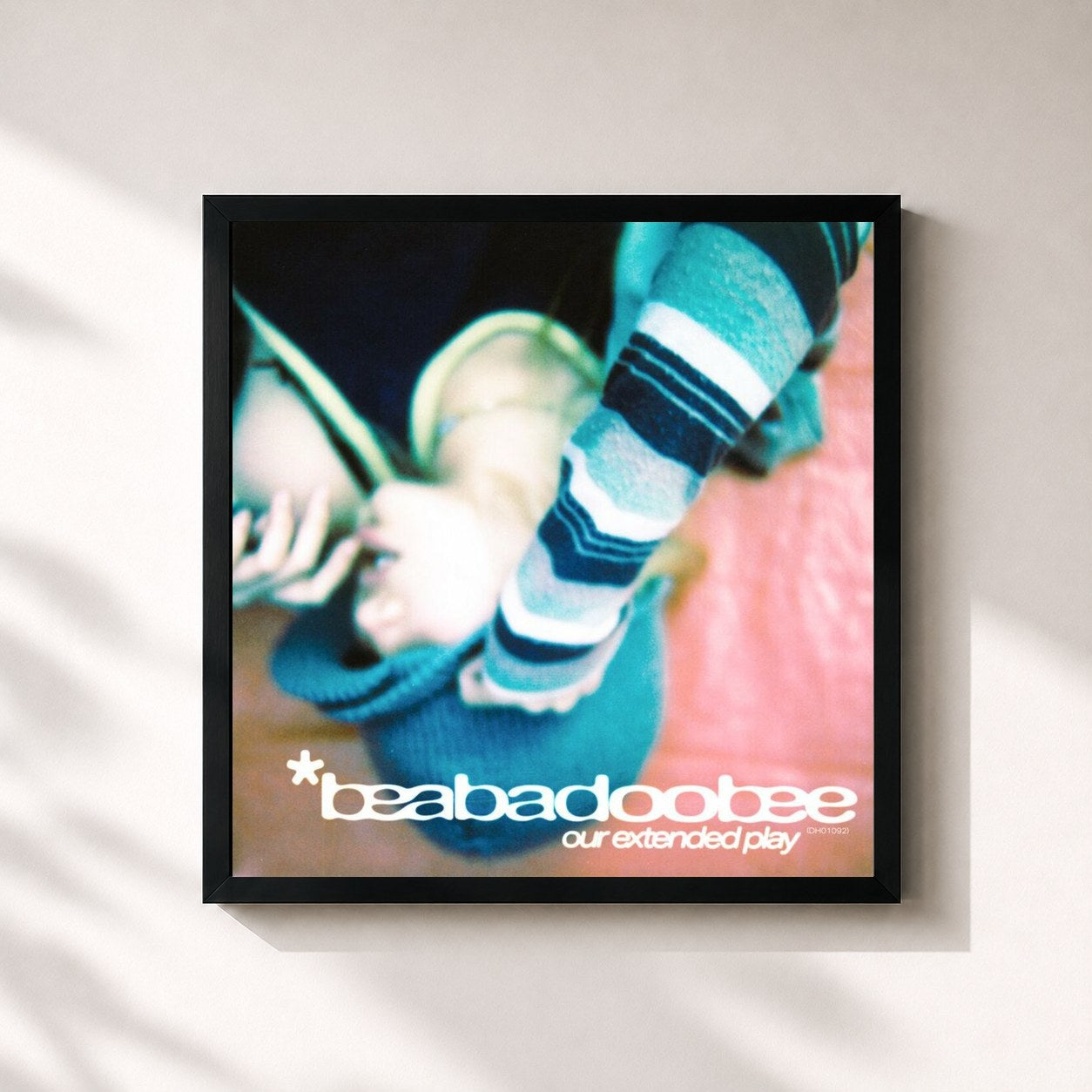 #noir Tableau carré de l'album Our Extended Play de beabadoobee, cadre noir 32x32 cm