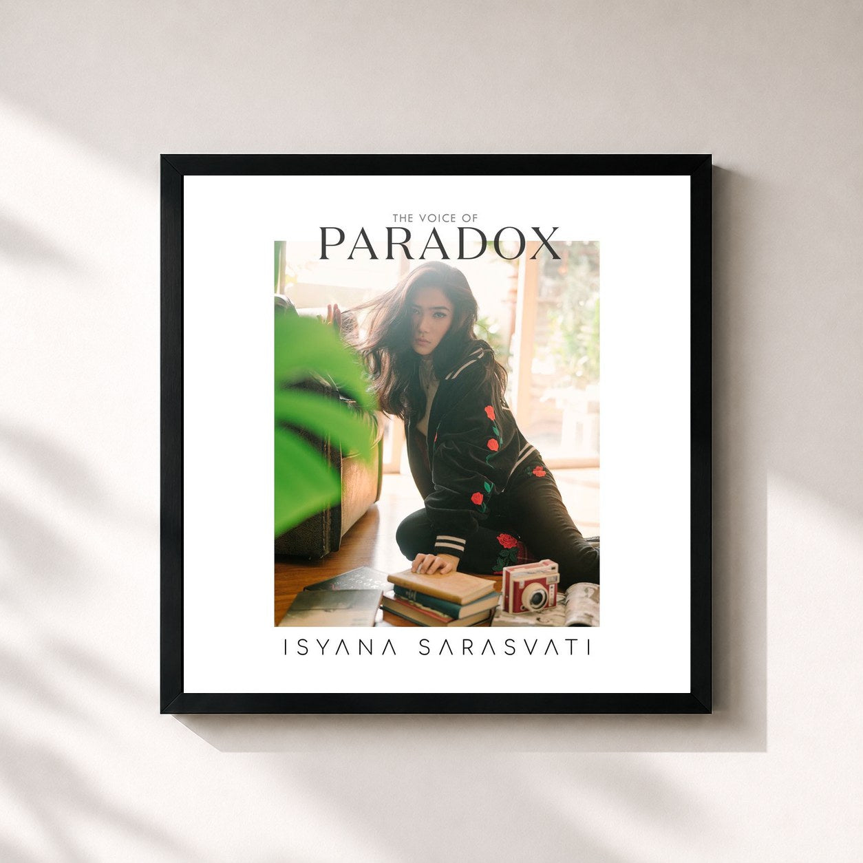 #noir Tableau carré de l'album Paradox de Isyana Sarasvati, cadre noir 32x32 cm