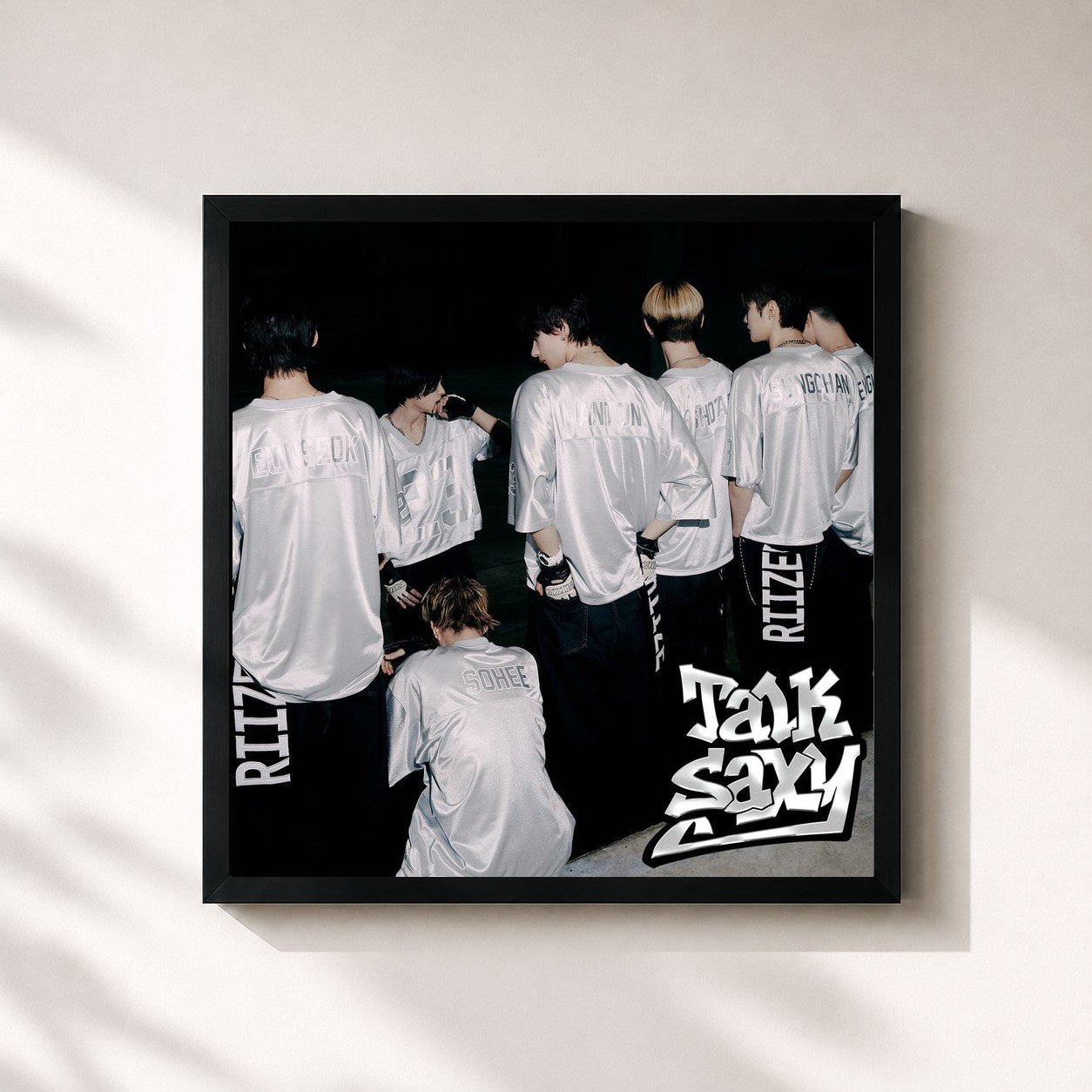 #noir Tableau carré de l'album Talk Saxy de RIIZE, cadre noir 32x32 cm