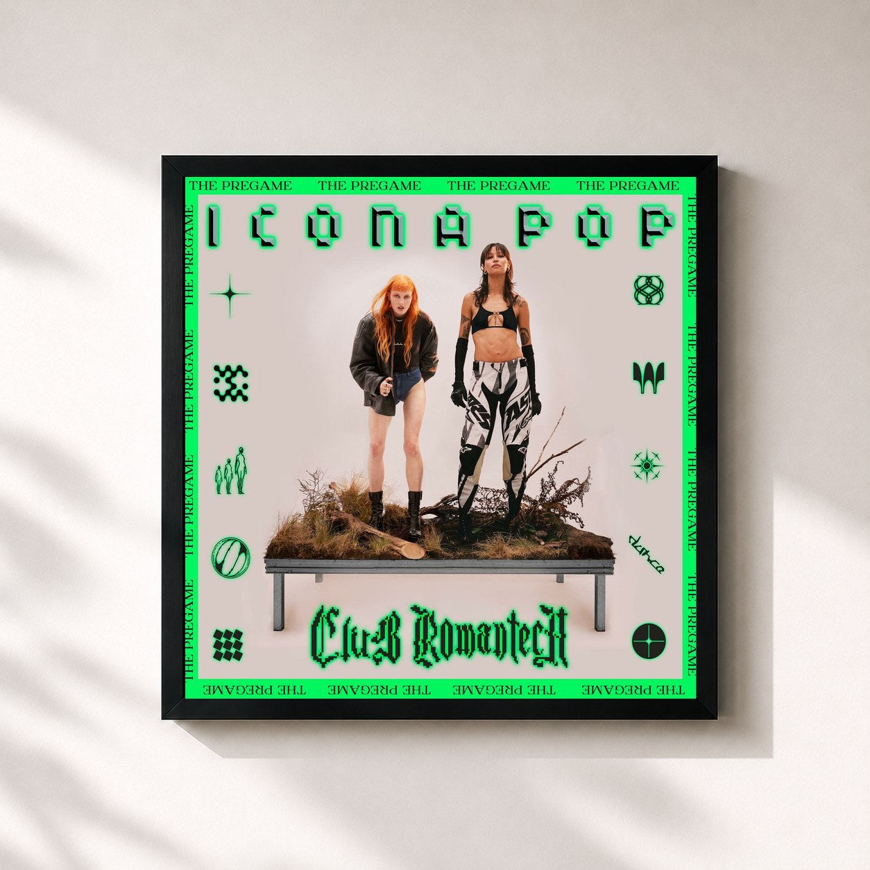 #noir Tableau carré de l'album Club Romantech (The Pregame) de Icona Pop, cadre noir 32x32 cm