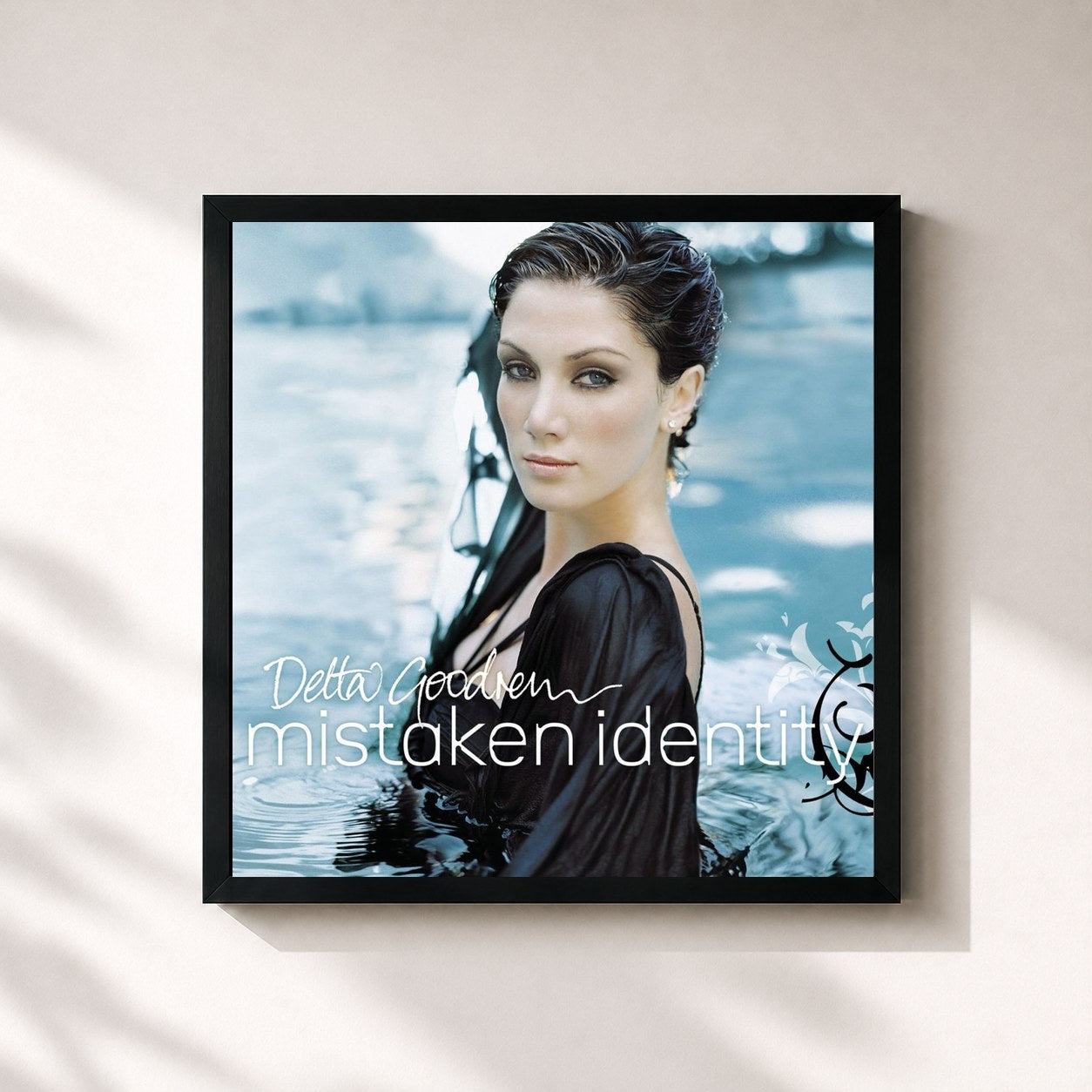 #noir Tableau carré de l'album Mistaken Identity de Delta Goodrem, cadre noir 32x32 cm